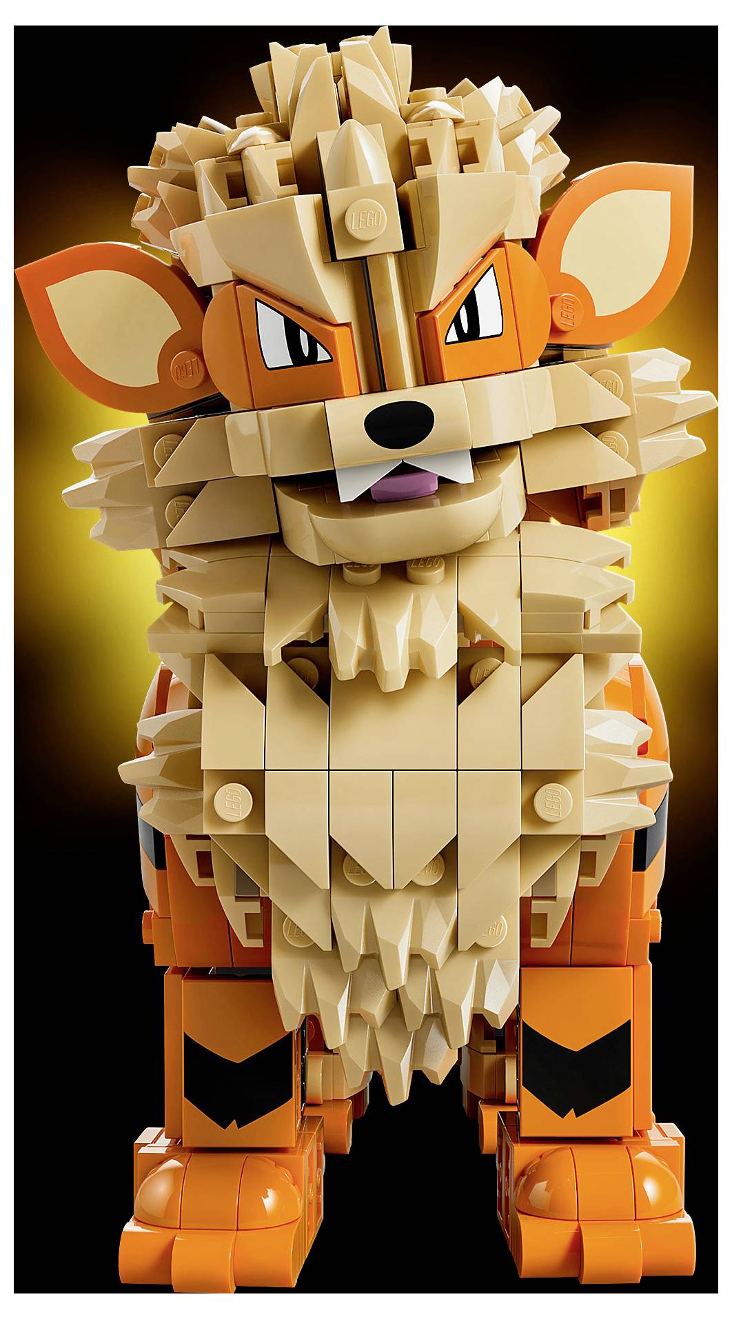 Stylizovaná oranžová postava lišky podobná LEGO stojící čelem k pozorovateli s hranatým obličejem, špičatýma ušima a detaily trnitého srsti na tmavém pozadí.