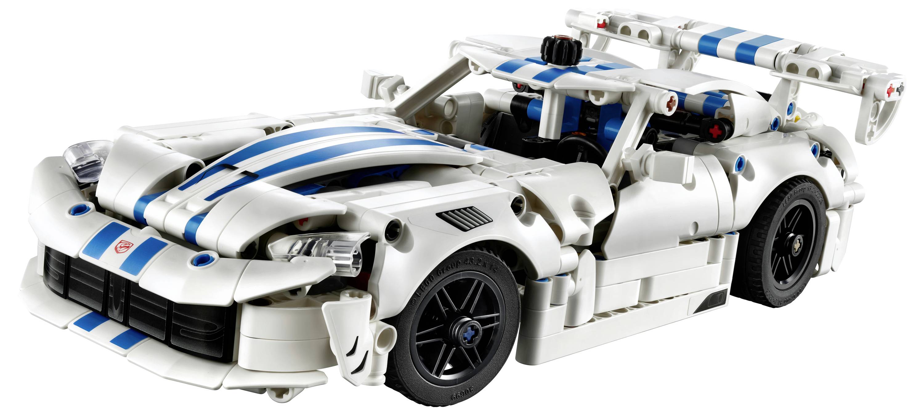 Bílý a modrý sportovní vůz ve stylu LEGO s zadním křídlem zobrazeným na jednobarevném pozadí.