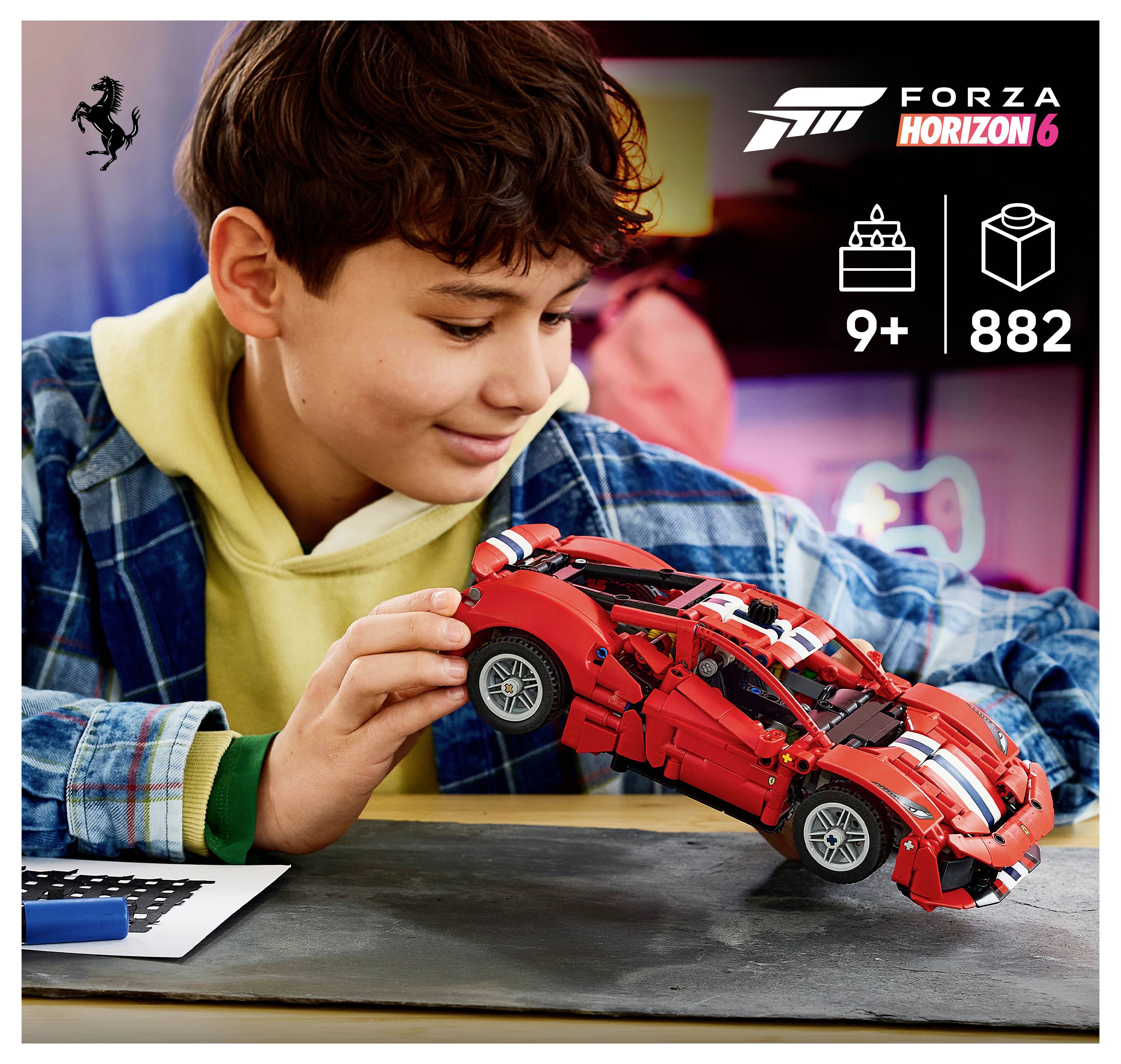 Dítě skládající červené sportovní auto LEGO Ferrari z hry Forza Horizon 6; obrázek ukazuje věk 9+ a 882 dílů.