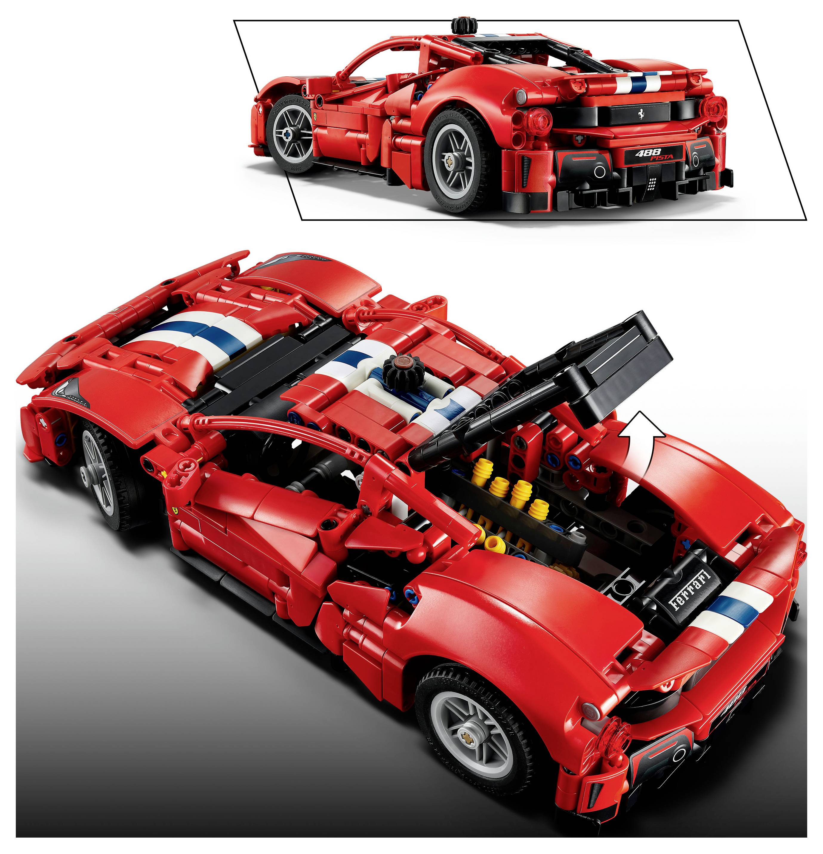 Červený sportovní vůz Ferrari v LEGO stylu zobrazený ve dvou pohledech – jeden se zavřeným a jeden s otevřeným zadním krytkem motoru, který odhaluje vnitřní detaily.