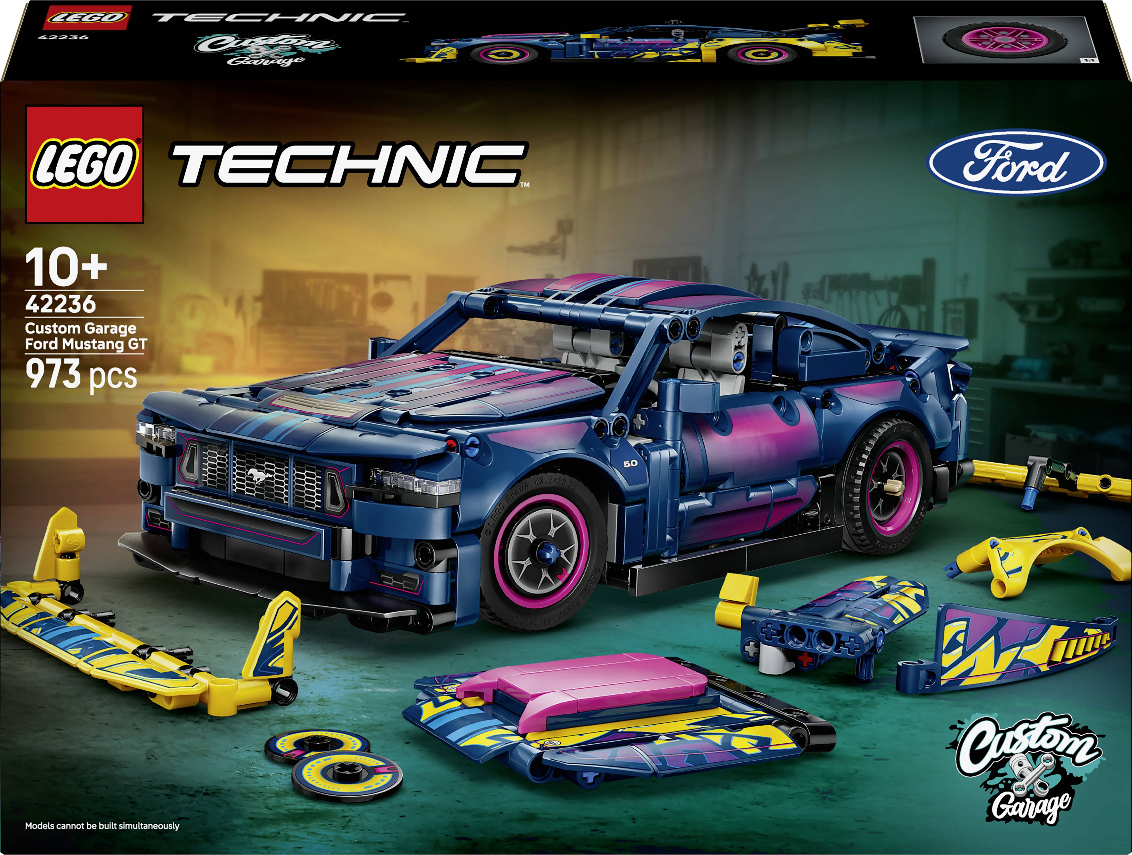 LEGO Technic Ford Mustang „Custom Garage" sada s krabicí znázorňující modrý a růžový model Mustangu s extraCustomními díly; 973 kusů, věk 10+, sada 42236.