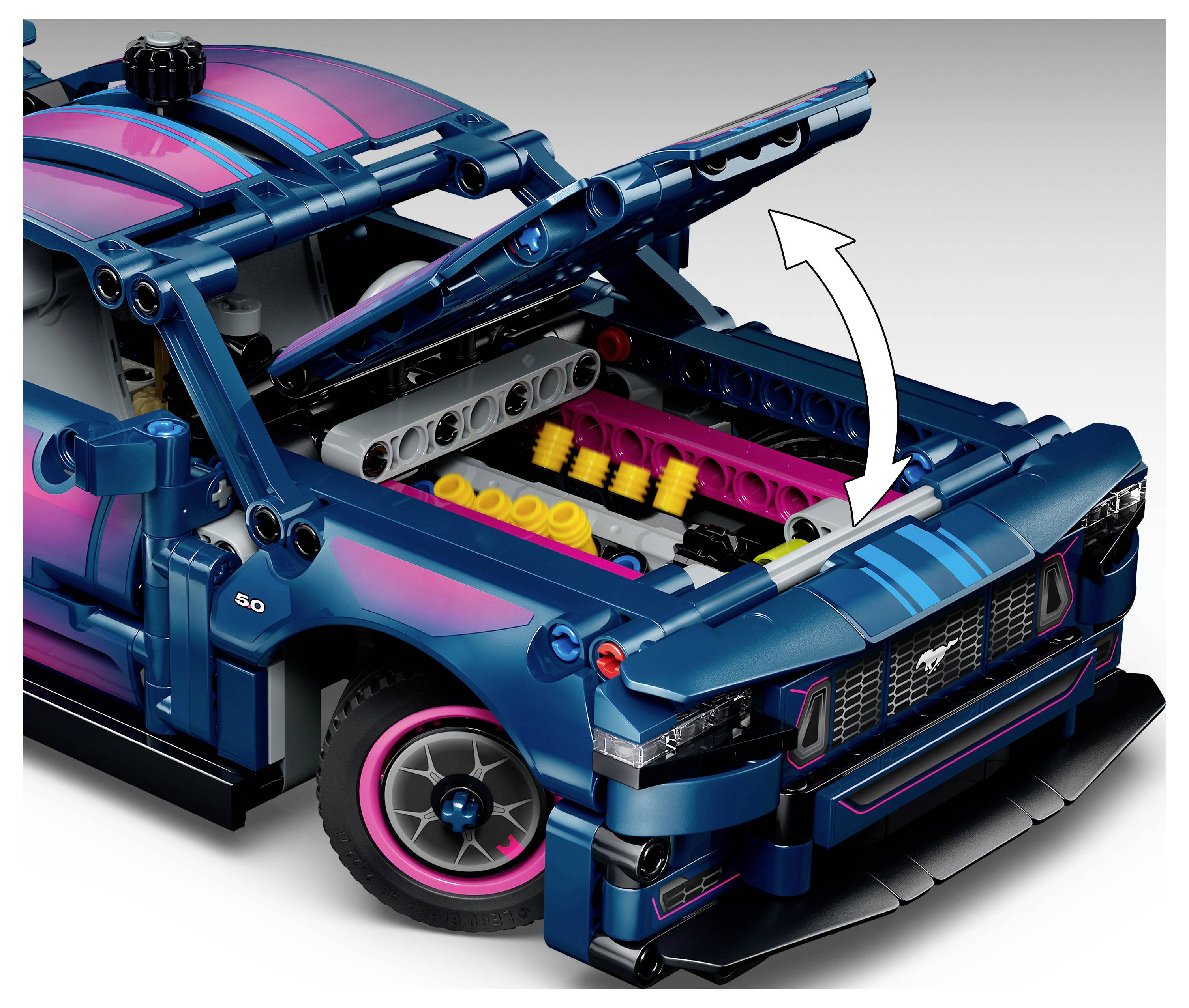 Detailní záběr na modré a růžové LEGO autíčko sportovního typu s otevřenou kapotou, která ukazuje detailně propracovaný prostor motoru.