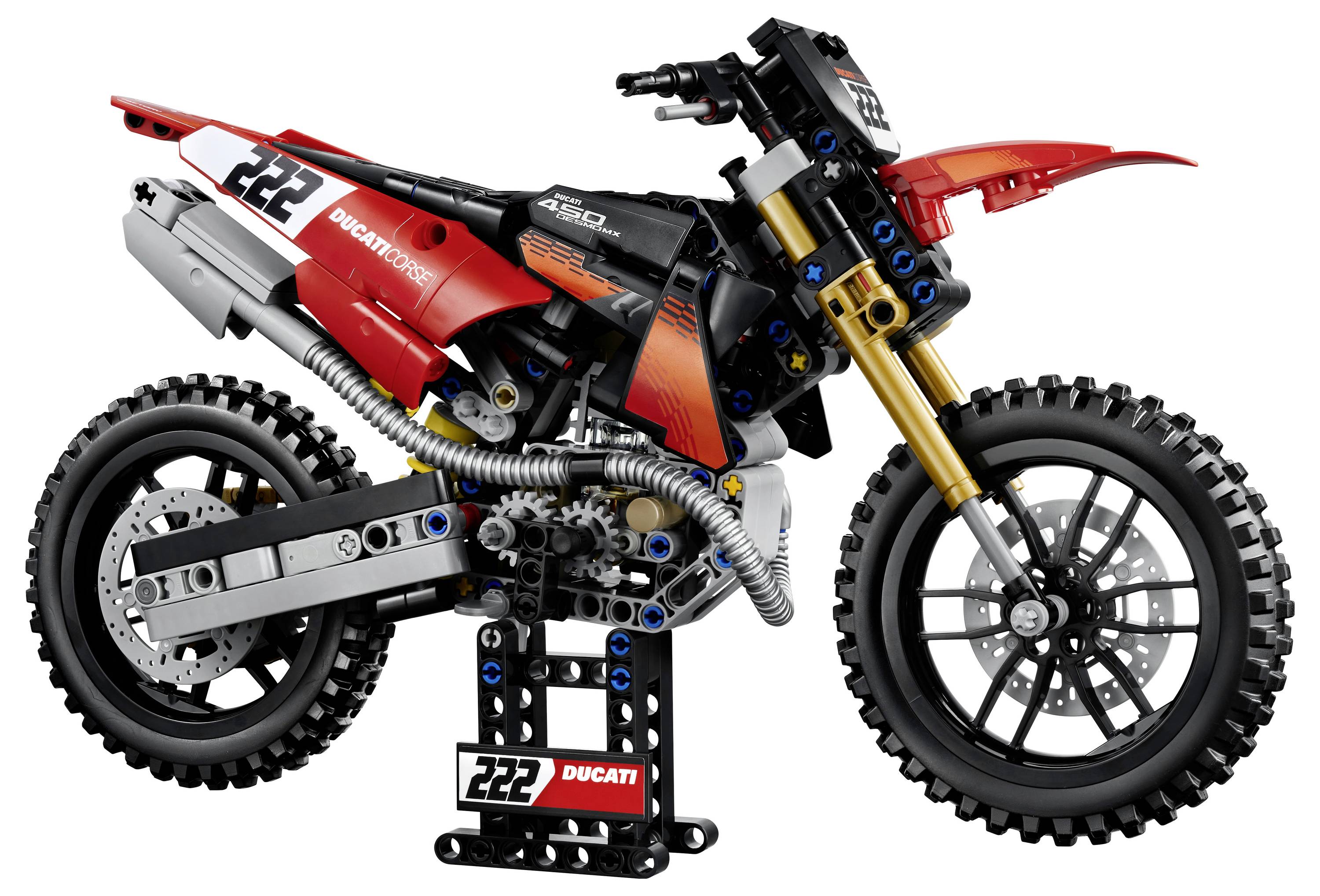 LEGO-stylový model Ducati dirt bike v červené, černé a oranžové barvě, zobrazen v bočním pohledu na stojanu s číslem 222.