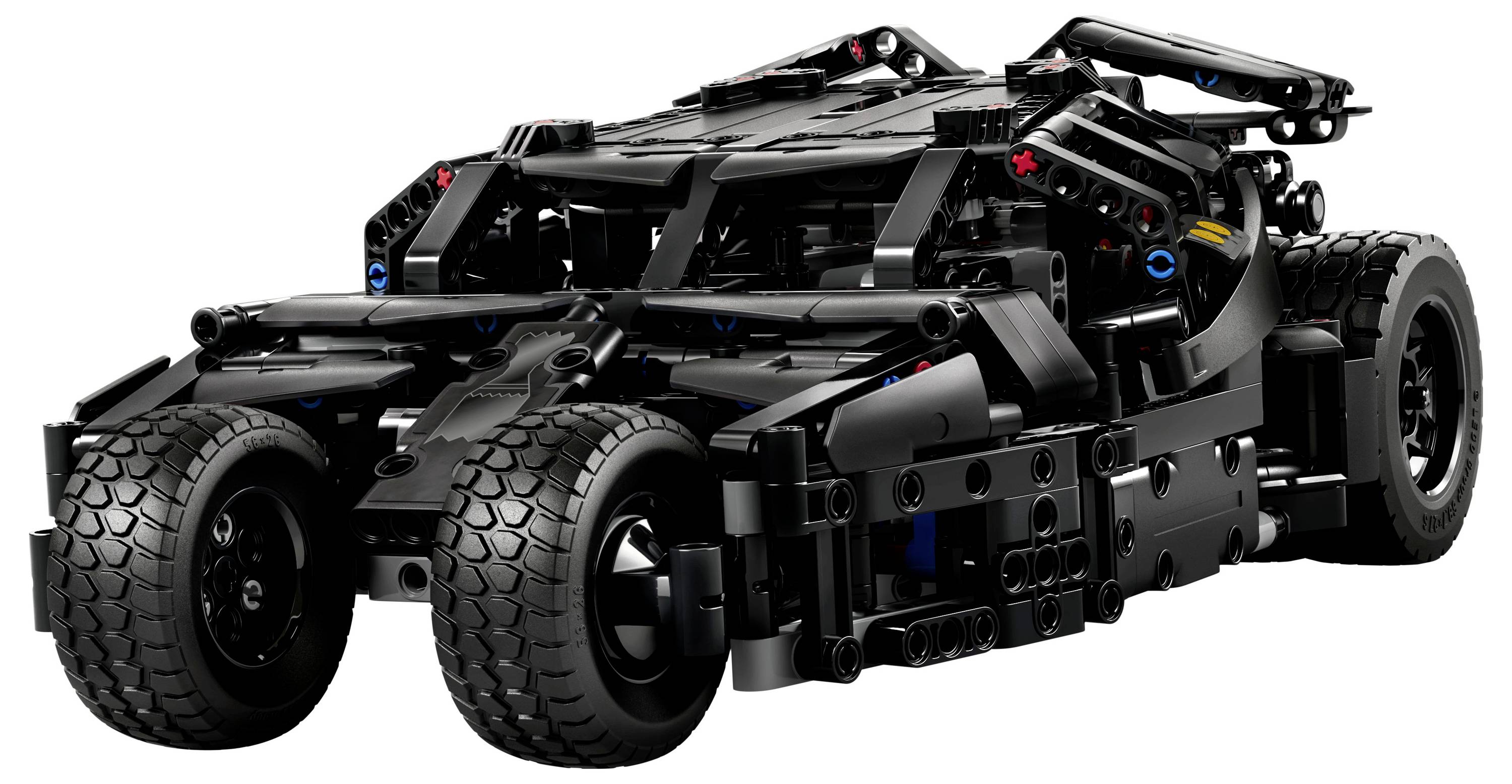 Černý model terénního vozidla ve stylu LEGO s velkými pneumatikami, zobrazený v bočním pohledu na bílém pozadí.