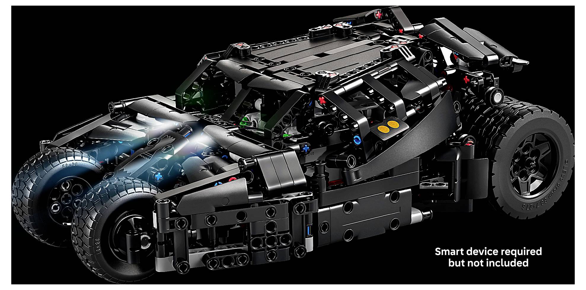 Černý model sportovního automobilu ve stylu LEGO se svítícími modrými světly, zobrazený na tmavém pozadí; titulek říká „Inteligentní zařízení vyžadováno, ale není součástí balení".