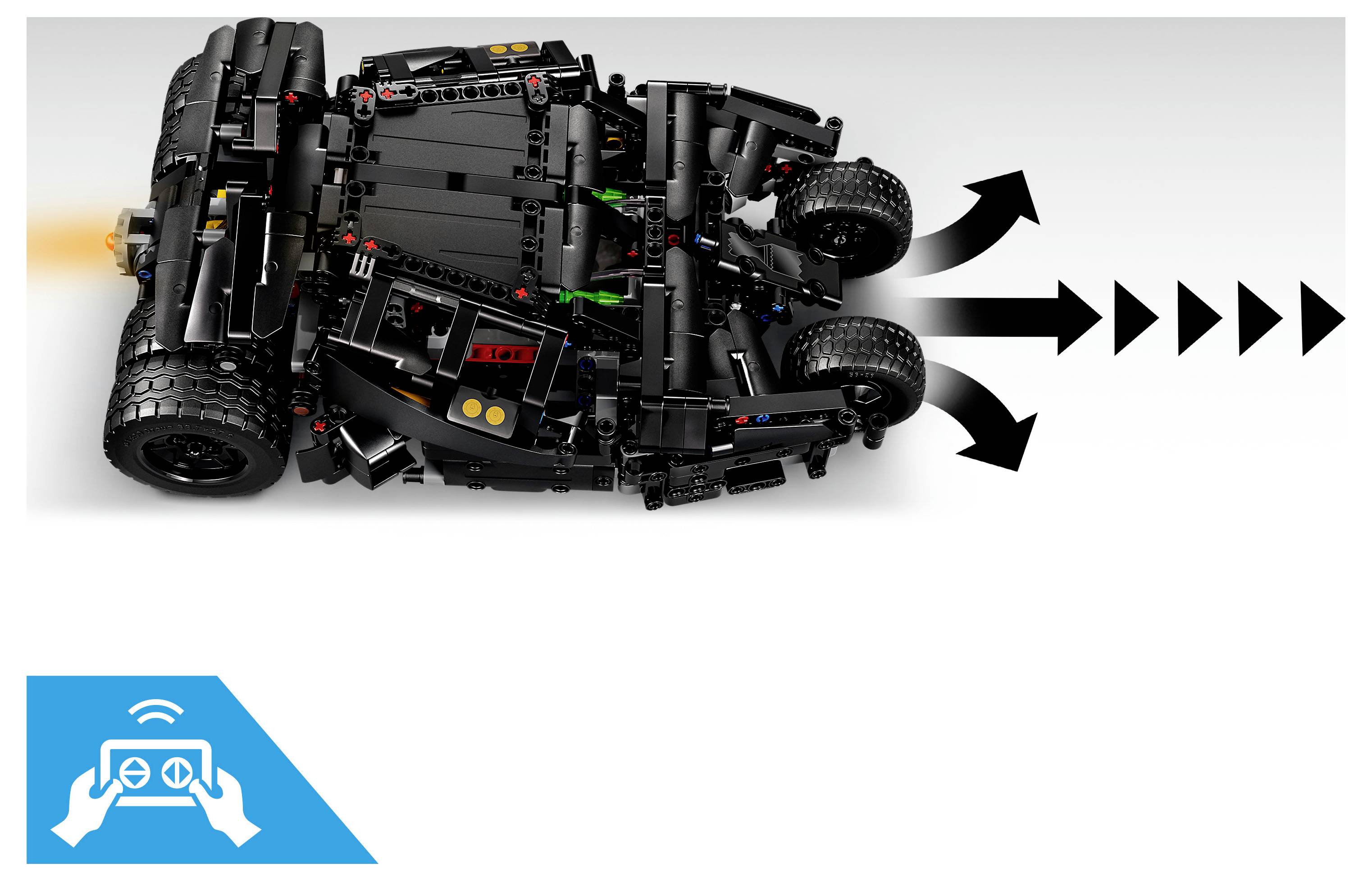 Černý závodní automobil ve stylu LEGO je zobrazen se šipkami ukazujícími, že se může pohybovat nebo zatáčet v více směrech; malá ikona aplikace níže naznačuje dálkové ovládání.