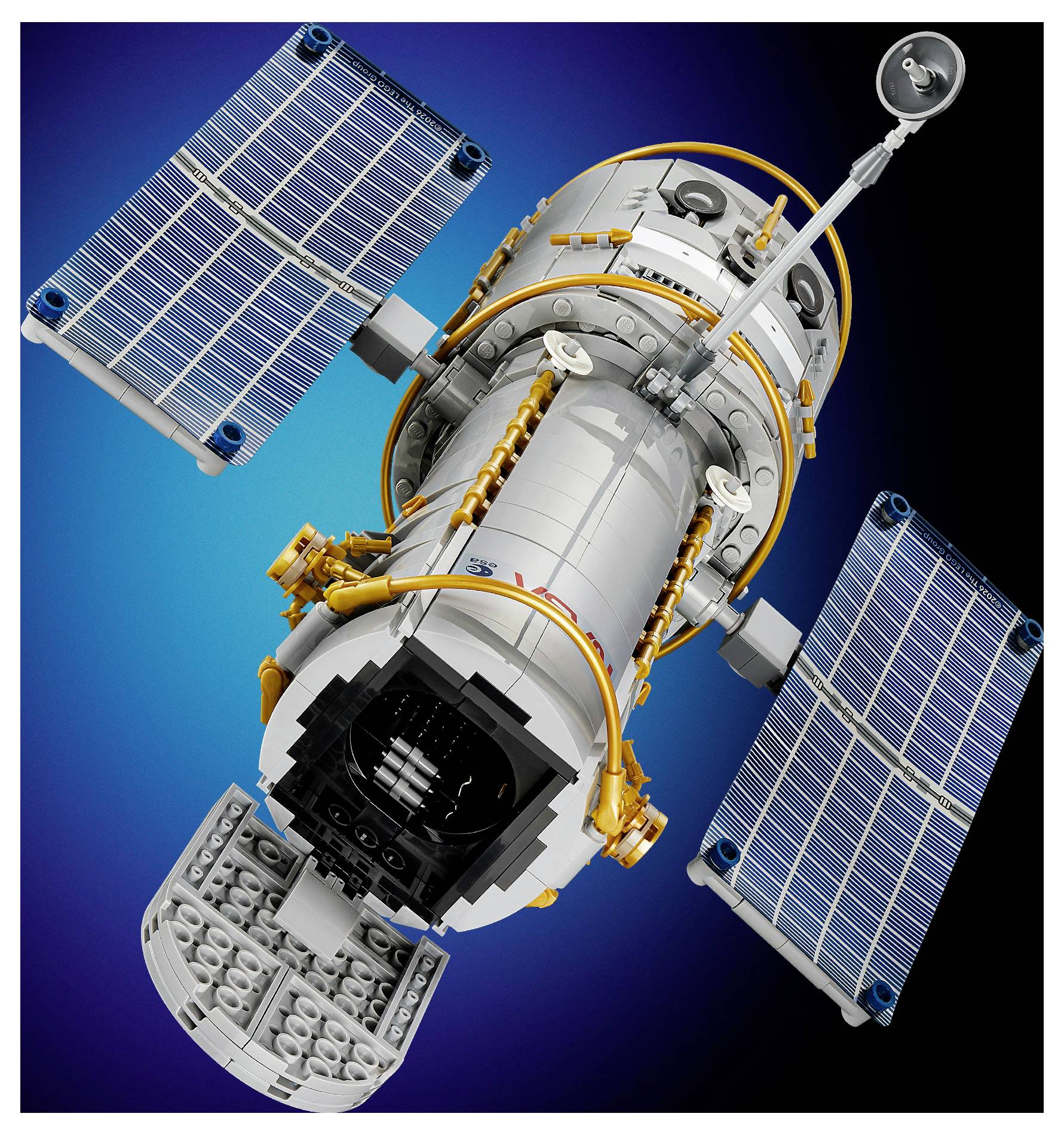 Kosmická loď nebo satelit se dvěma modrými slunečními panely a vystavenými mechanickými detaily, zobrazené na tmavě modrém pozadí podobném vesmíru.
