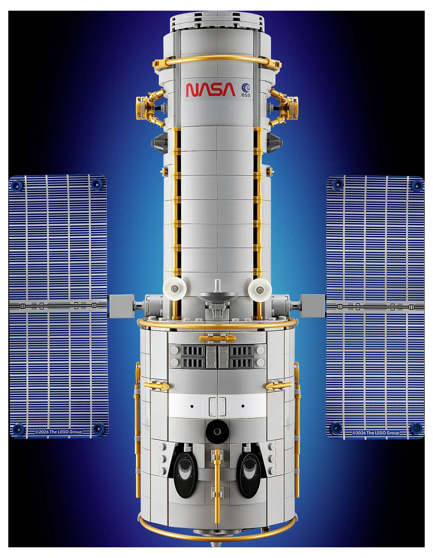 Vesmírná loď NASA se dvěma velkými modrými slunečními panely zobrazená zepředu na tmavě modrém pozadí.