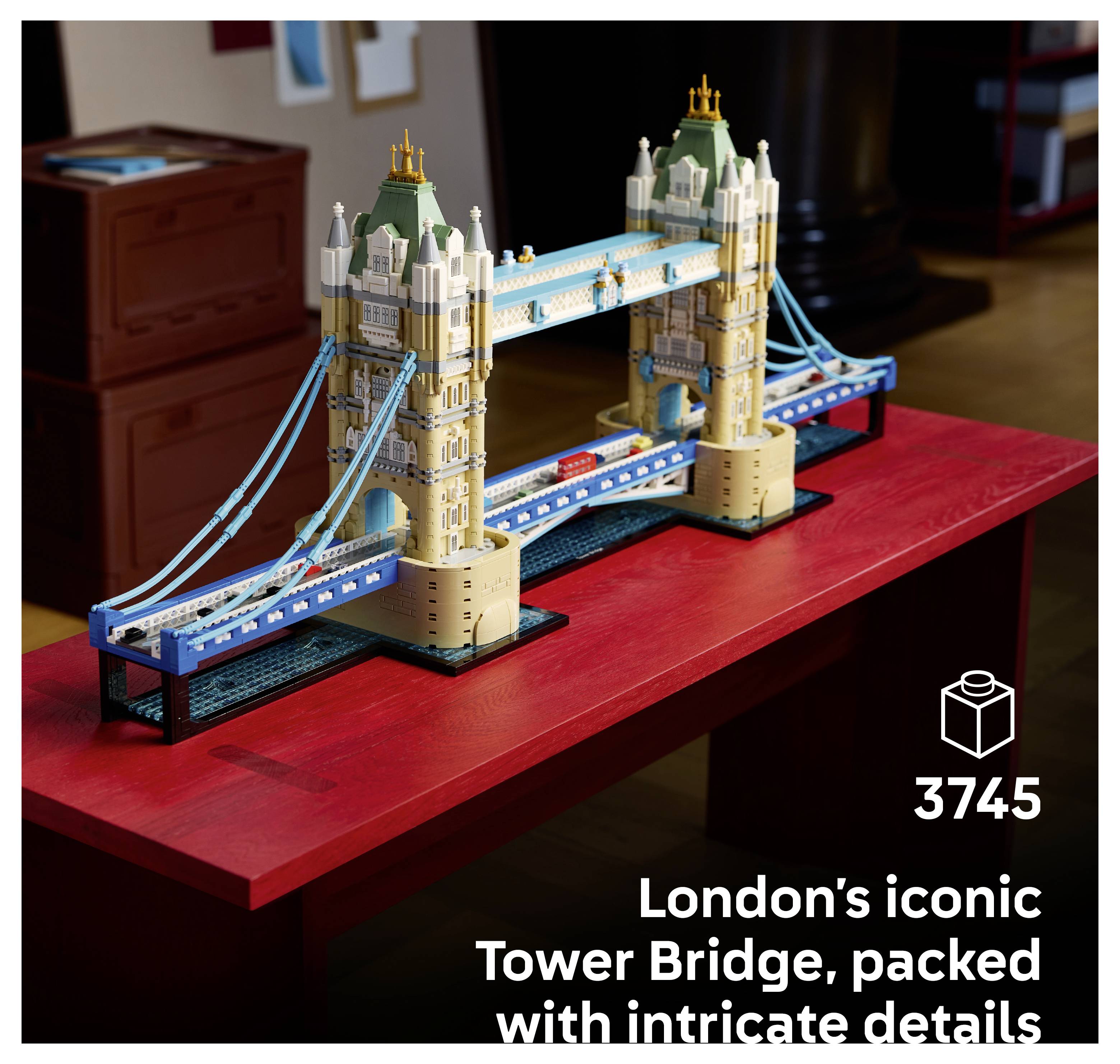 LEGO model Tower Bridge na červeném stole s popiskem „Ikonický londýnský Tower Bridge, plný složitých detailů" a číslem sady 3745.