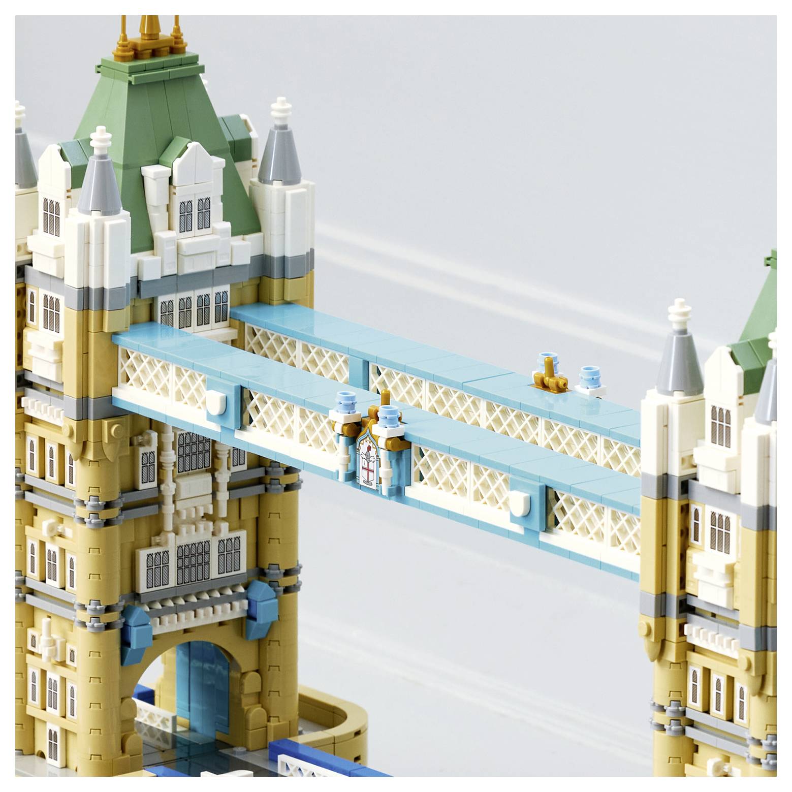 LEGO model Londýnského Tower Bridge se dvěma věžemi a modrou promenádou překlenující propast.