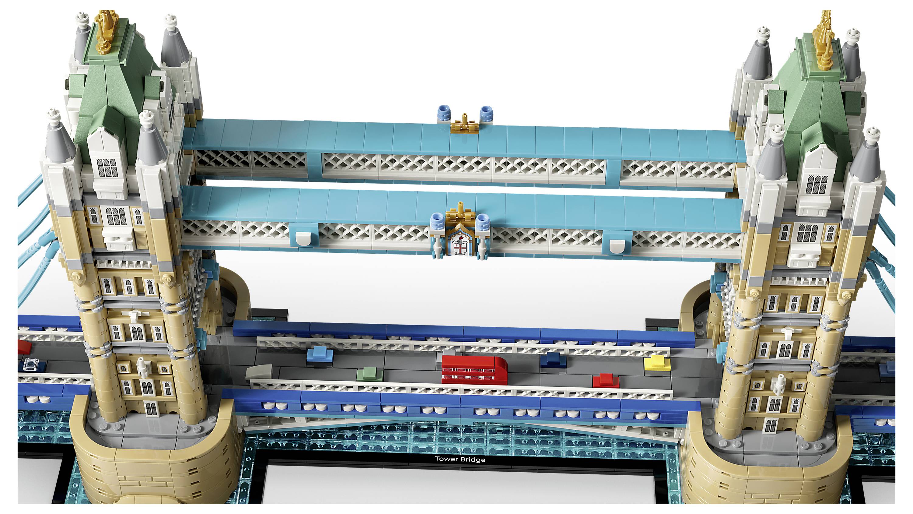 LEGO model Tower Bridge se dvěma béžovo-zelenými věžemi, modrou horní lávkou a zvednutou střední vozovkou přes most