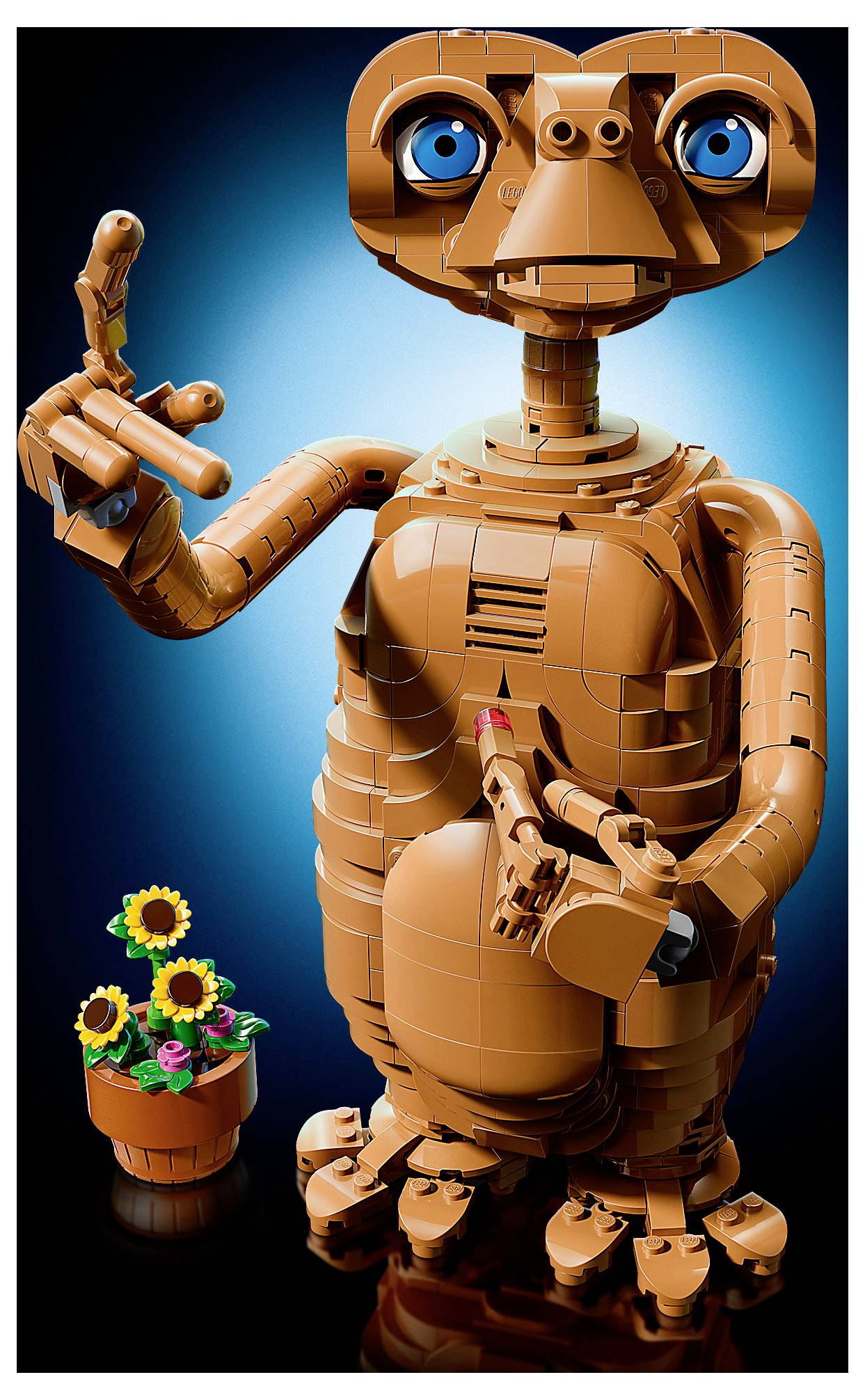 Oranžový kreslený robot se zvednutou rukou drží malý květináč s květinou a stojí před modrým pozadím přecházejícím do černé barvy.