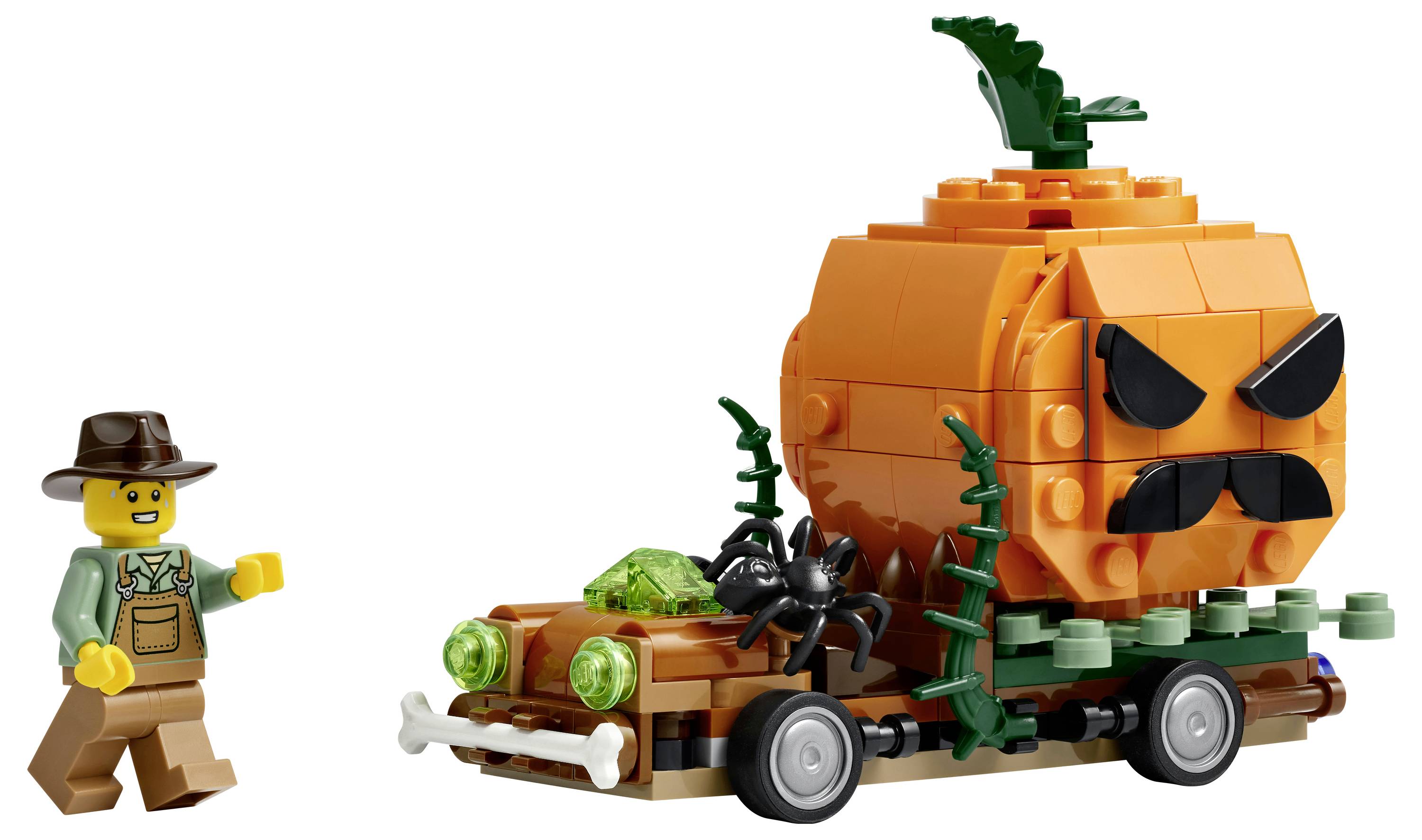 Scéna v LEGO stylu na Halloween s úsměvavou minifigurkou vedle příšery tvaru dýně, která je autovlečkou vezoucí obří vydlabavanou dýni a černého pavouka.