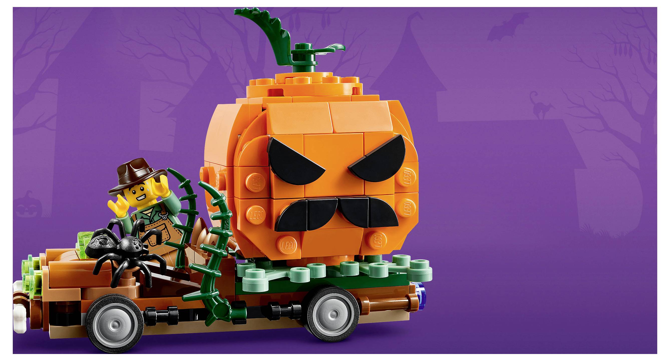Halloweenský LEGO vozík s velkým vyřezávaným dýní a minifigurkou v klobouku vedle černého pavouka na fialovém strašidelném pozadí.