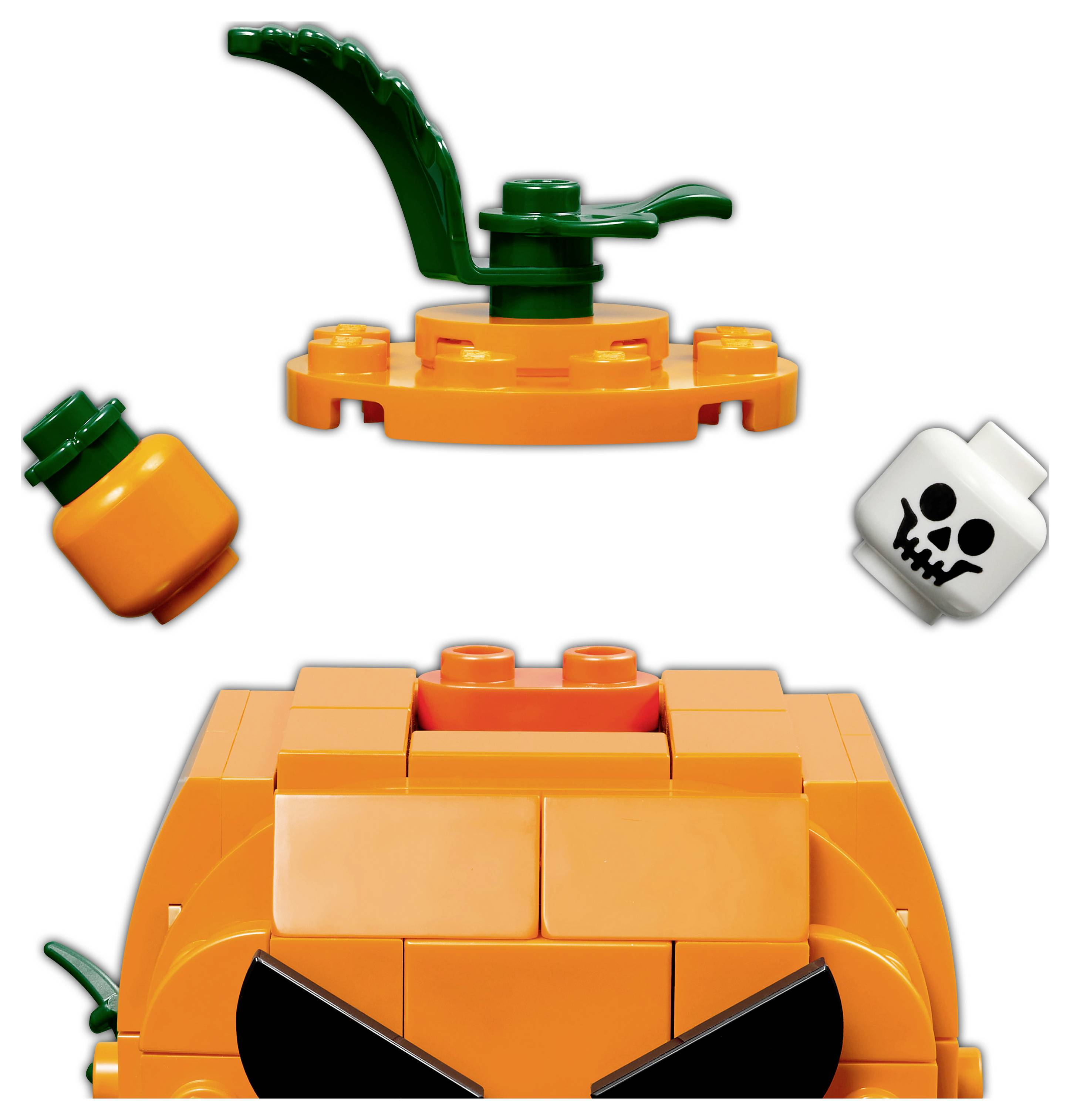 LEGO-stylová halloweenská dýně s oddělitelným stonkem a dílky obličeje kolem oranžové základní části dýně.