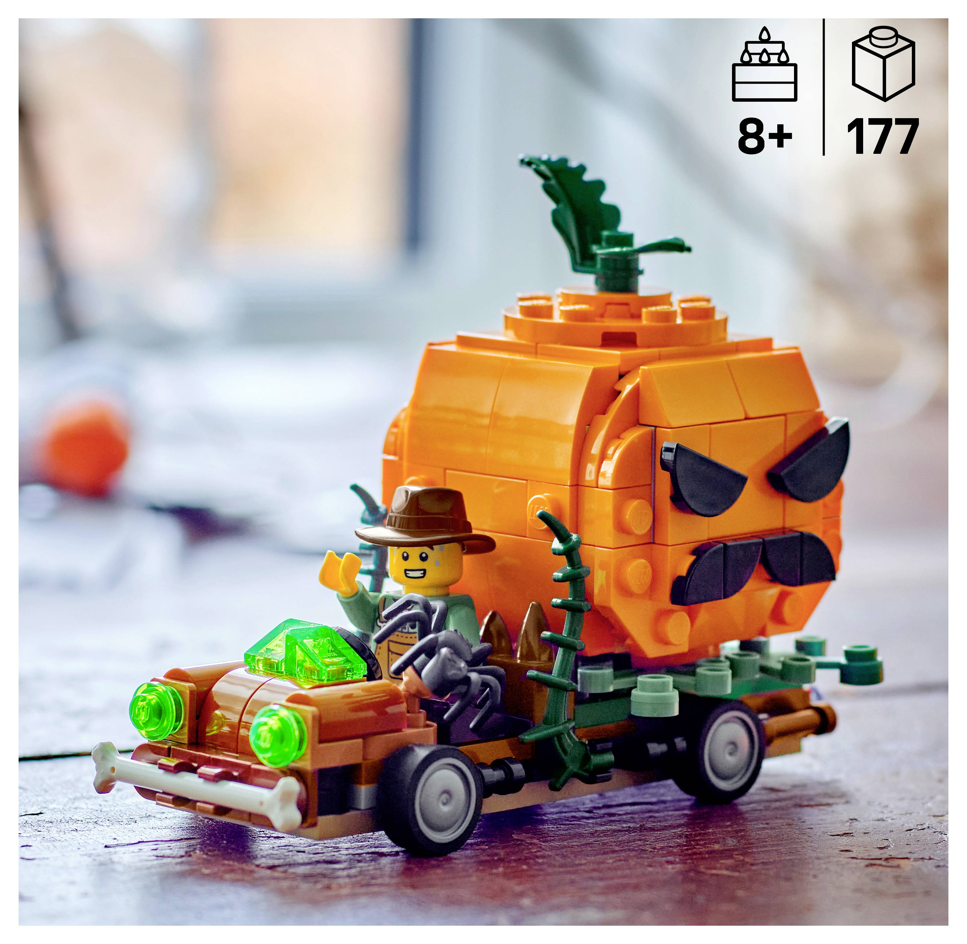 Autíčko z LEGA ve tvaru dýně s figurkou kovboje a halloweenskou výzdobou; na krabici je uvedeno „8+" a „177" dílků.