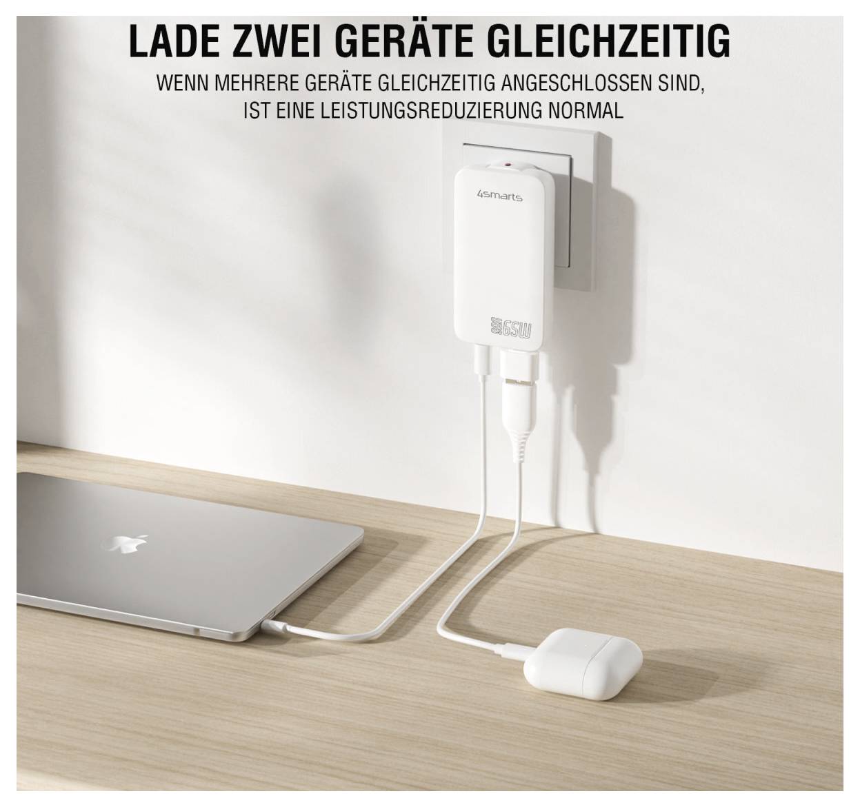 Nabíječka zásuvky nabíjí současně laptop a další zařízení; text upozorňuje, že nabíjení dvou zařízení může normálně snížit výkon.