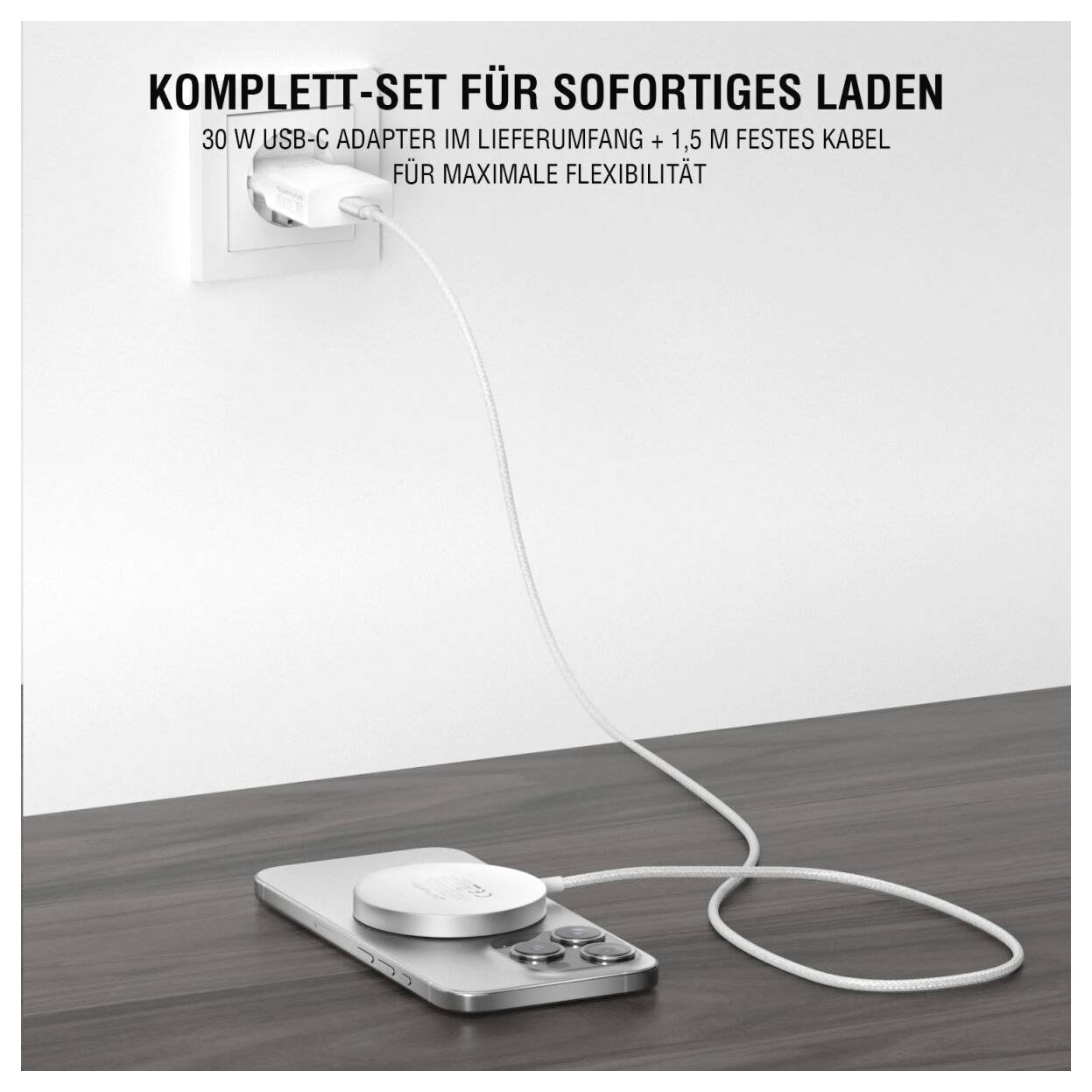USB-C nástěnná nabíječka s pevným kabelem nabíjející smartphone na stole; text říká "Kompletní sada pro okamžité nabíjení" a "30W USB-C adaptér v rozsahu dodávky + 1,5 m pevný kabel"