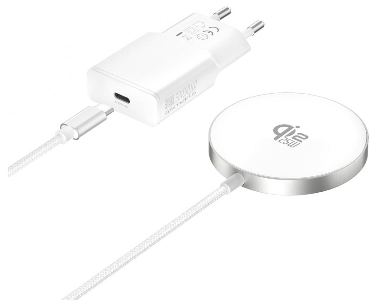 Sada bezdrátového nabíjení se nástěnnou nabíječkou, kabelem USB-C a kulatou Qi podložkou na bílém pozadí.