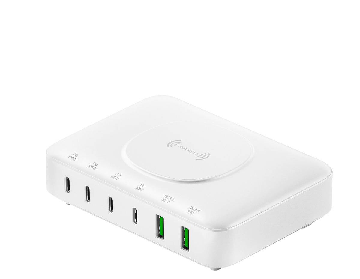 Bílý nabíjecí hub s více porty USB-C a USB-A, zobrazený v pohledu stylu produktu.