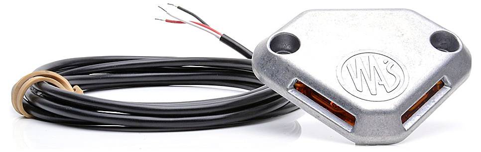 Třížilový elektrický konektor s krouceným černým kabelem a exponovanými červenými, bílými a černými vodiči na bílém pozadí.