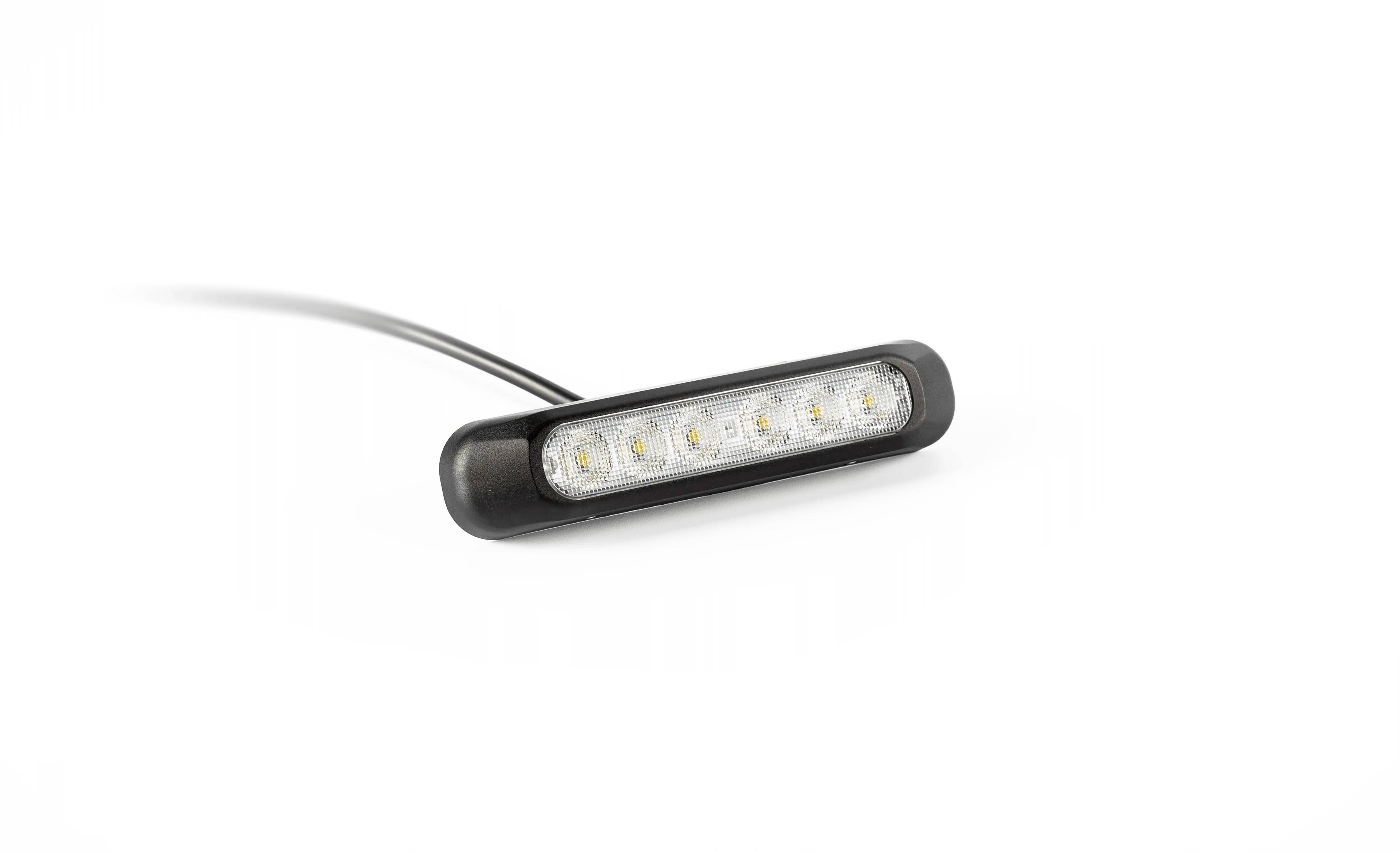 Černá LED svítící lišta s kabelem na bílém pozadí