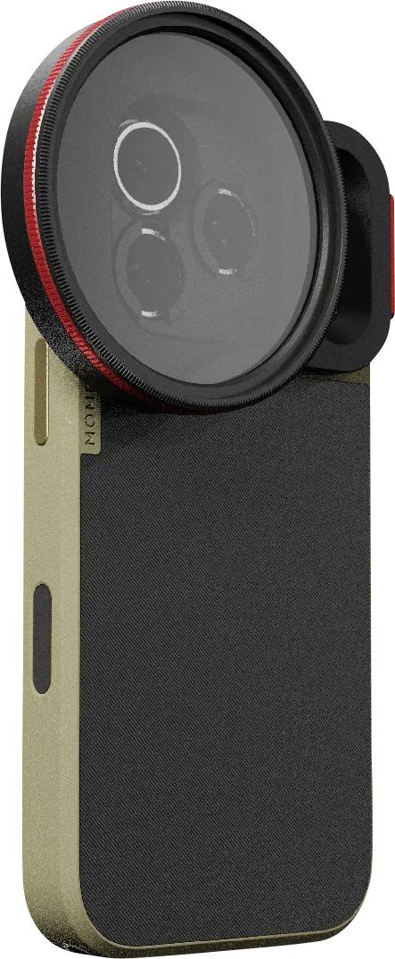 Příslušenství objektivu smartphonové kamery s kliksystémem a velkým kulatým objektivem připevněným na pouzdro telefonu, zobrazeno na bílém pozadí.