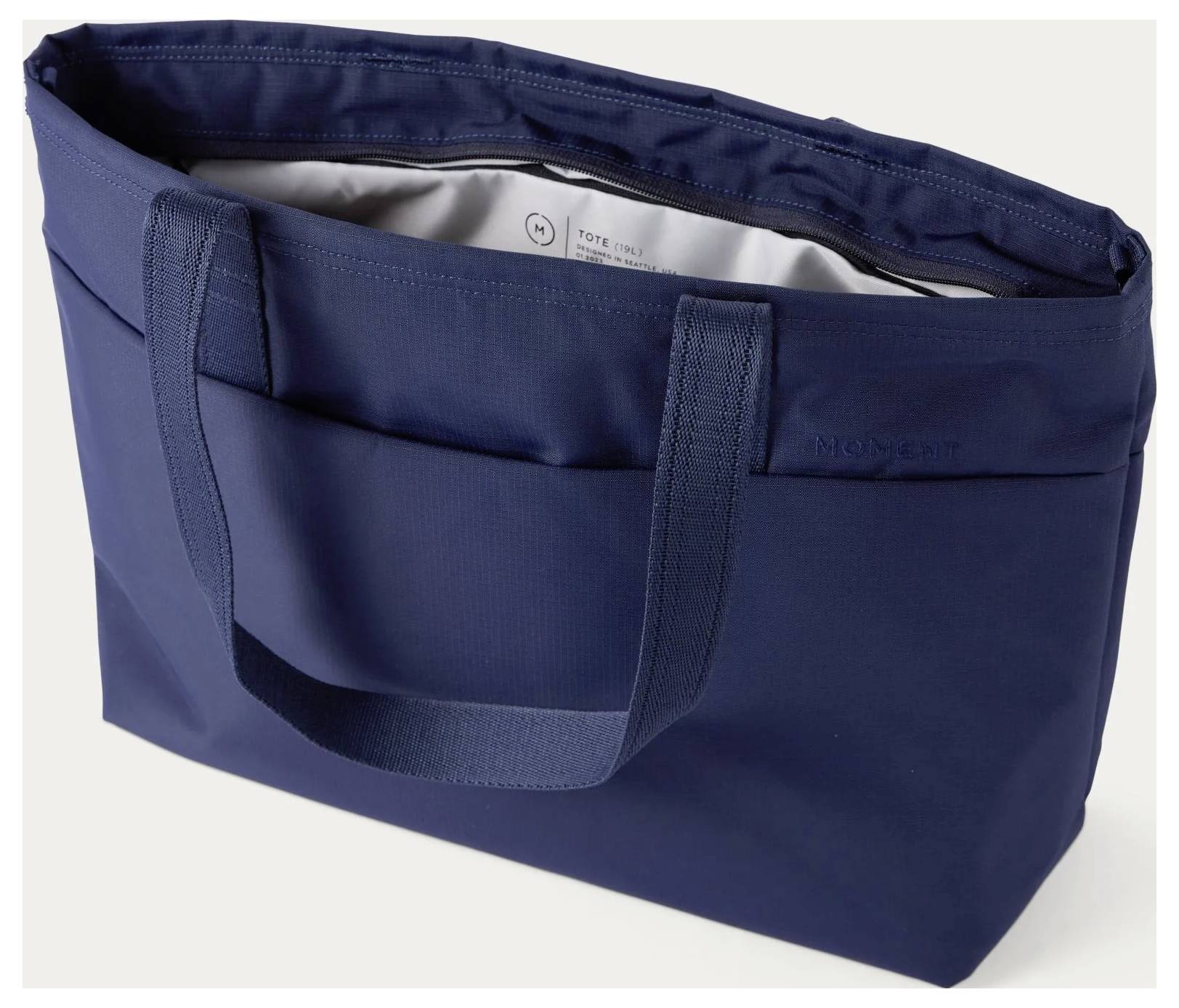 Moment Moment Everything Travel Tote 19L Navy Cestovní pouzdro přihrádka na notebook, vodotěsné-2