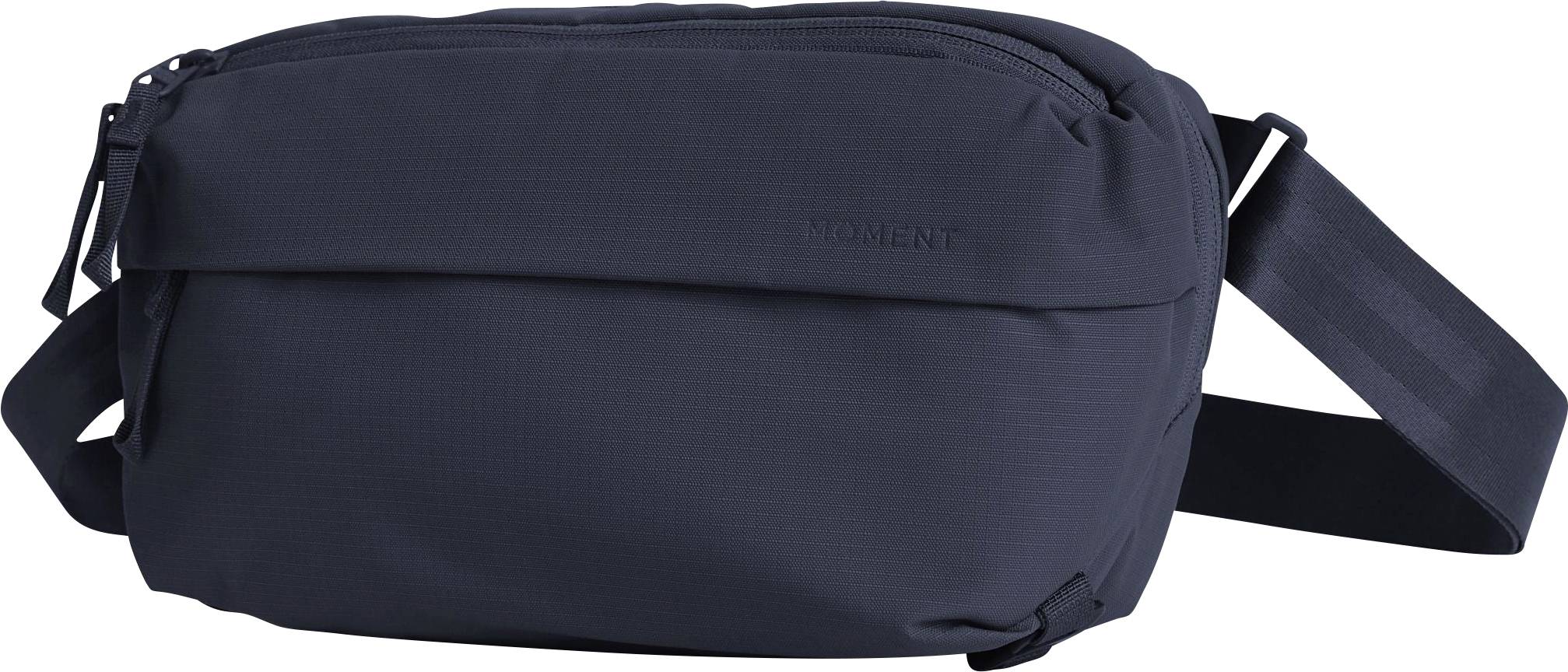 Tmavě modrá crossbody kabelka přes rameno s nastavitelným ramenním popruhem a horním zipem, zobrazena na bílém pozadí.