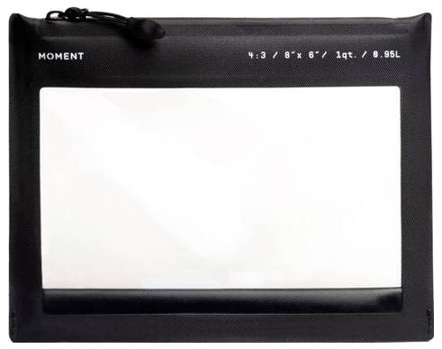 Černá uzavírací taška Moment se zipem s průhledným předním oknem a vytištěným textem velikosti '4:3 / 8" x 6" / 1qt. / 0,95L' na bílém pozadí.