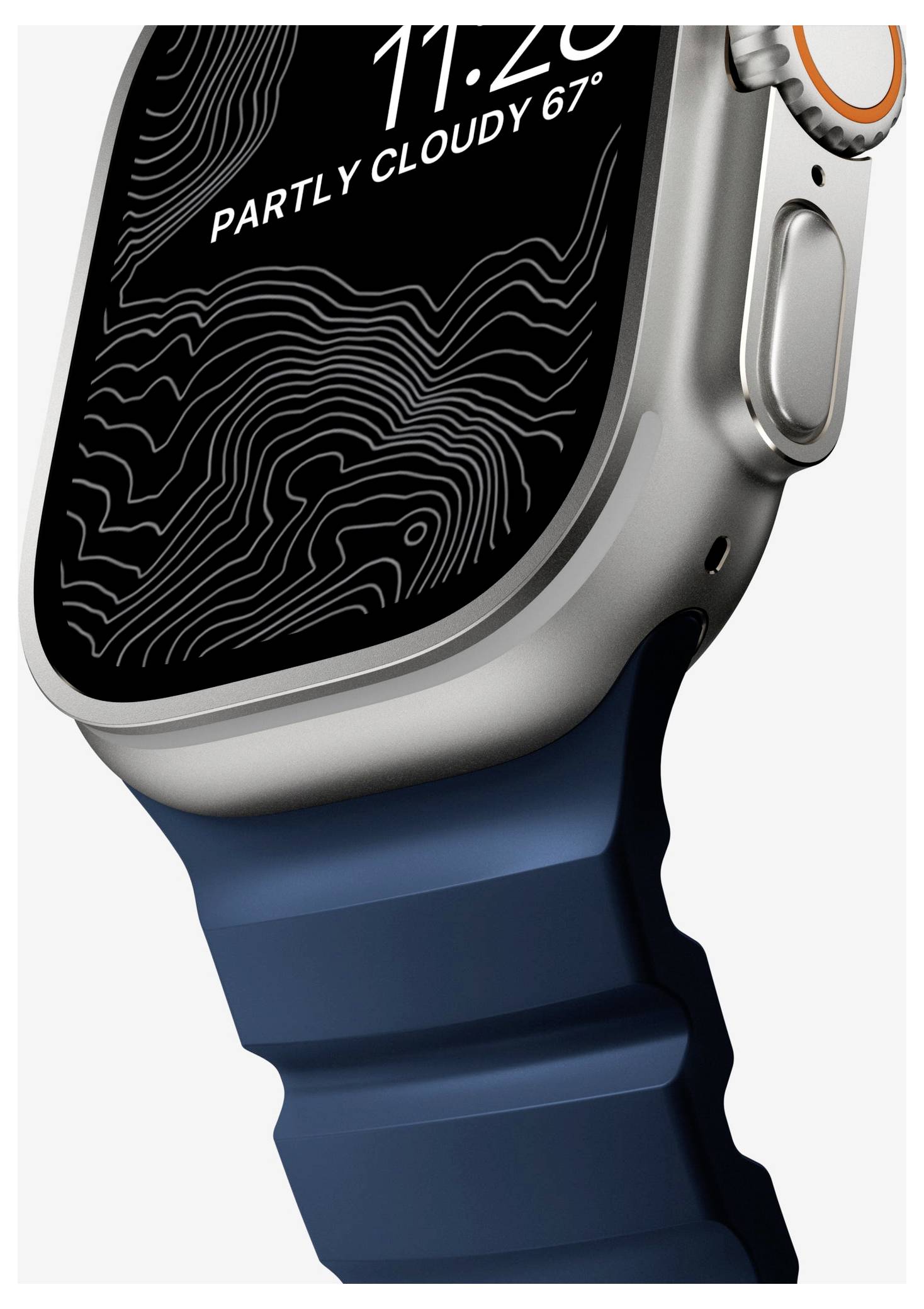 Detailní pohled na Apple Watch se stříbrným pouzdrem, černým obličejem s mapou vrstevnic a modrým sportovním páskem, ukazující 11:20 a "ČÁSTEČNĚ ZATAŽENO 19°".