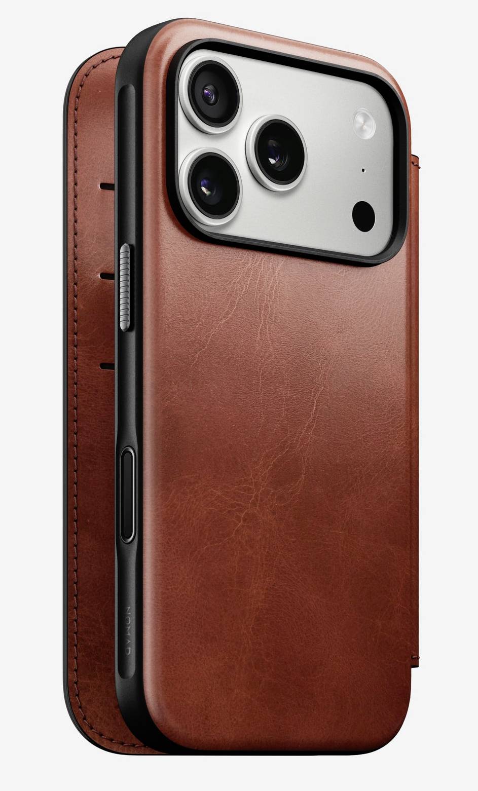 Smartphone v hnědém koženkém pouzdře, zobrazený zezadu s viditelným trojitým fotoaparátem a bočními tlačítky.