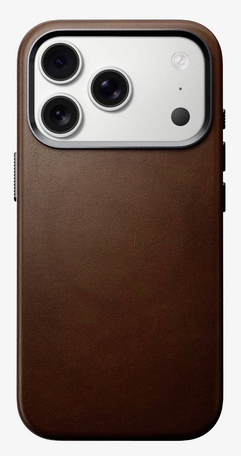 Pohled zezadu na smartphone v hnědém kožním pouzdru, zobrazující trojitý fotoaparátový modul a blesk.