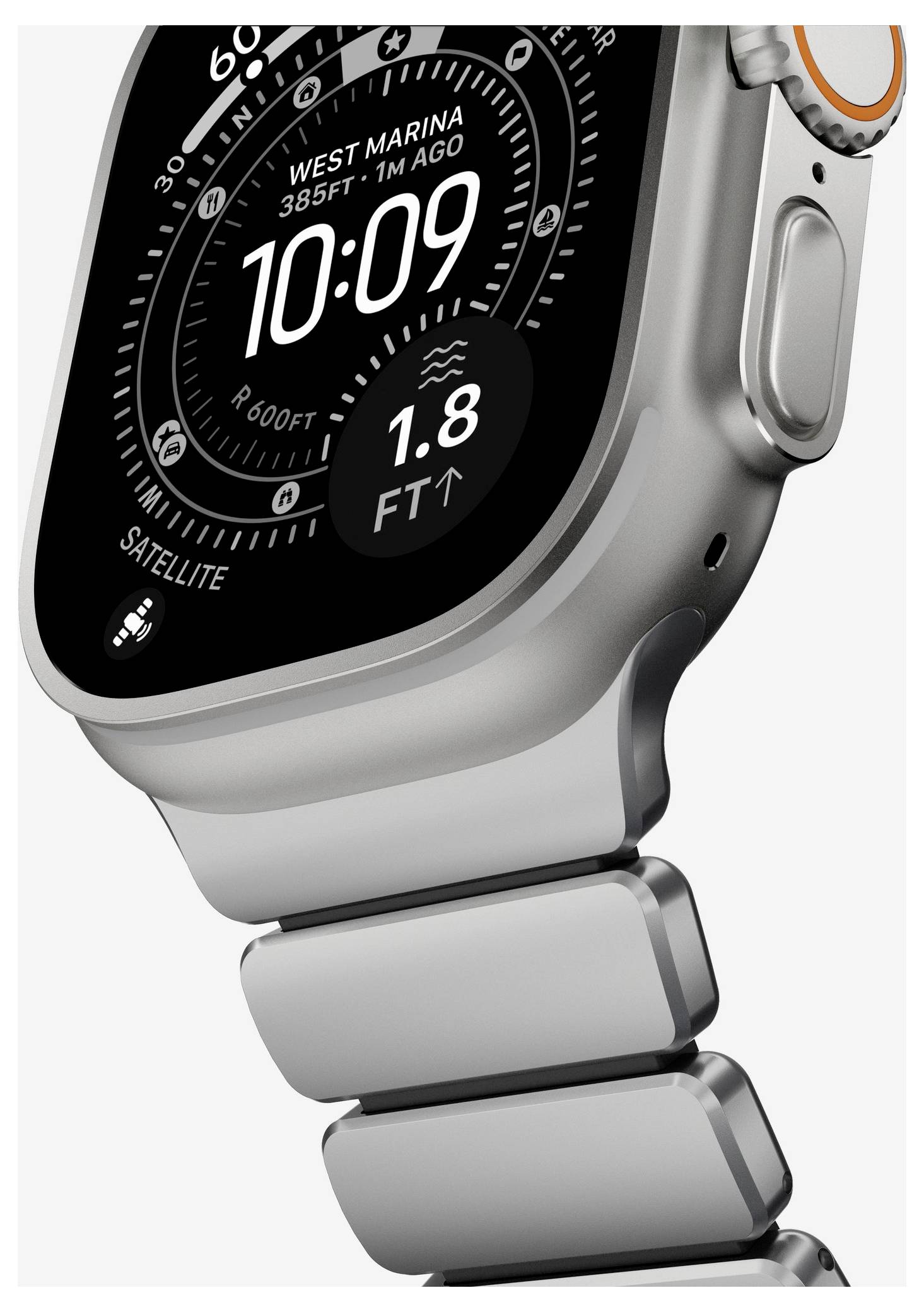 Detailní pohled na stříbrné Apple Watch Ultra zobrazující 10:09, West Marina, 385 ft, 1,8 ft a „SATELLITE" na displeji.