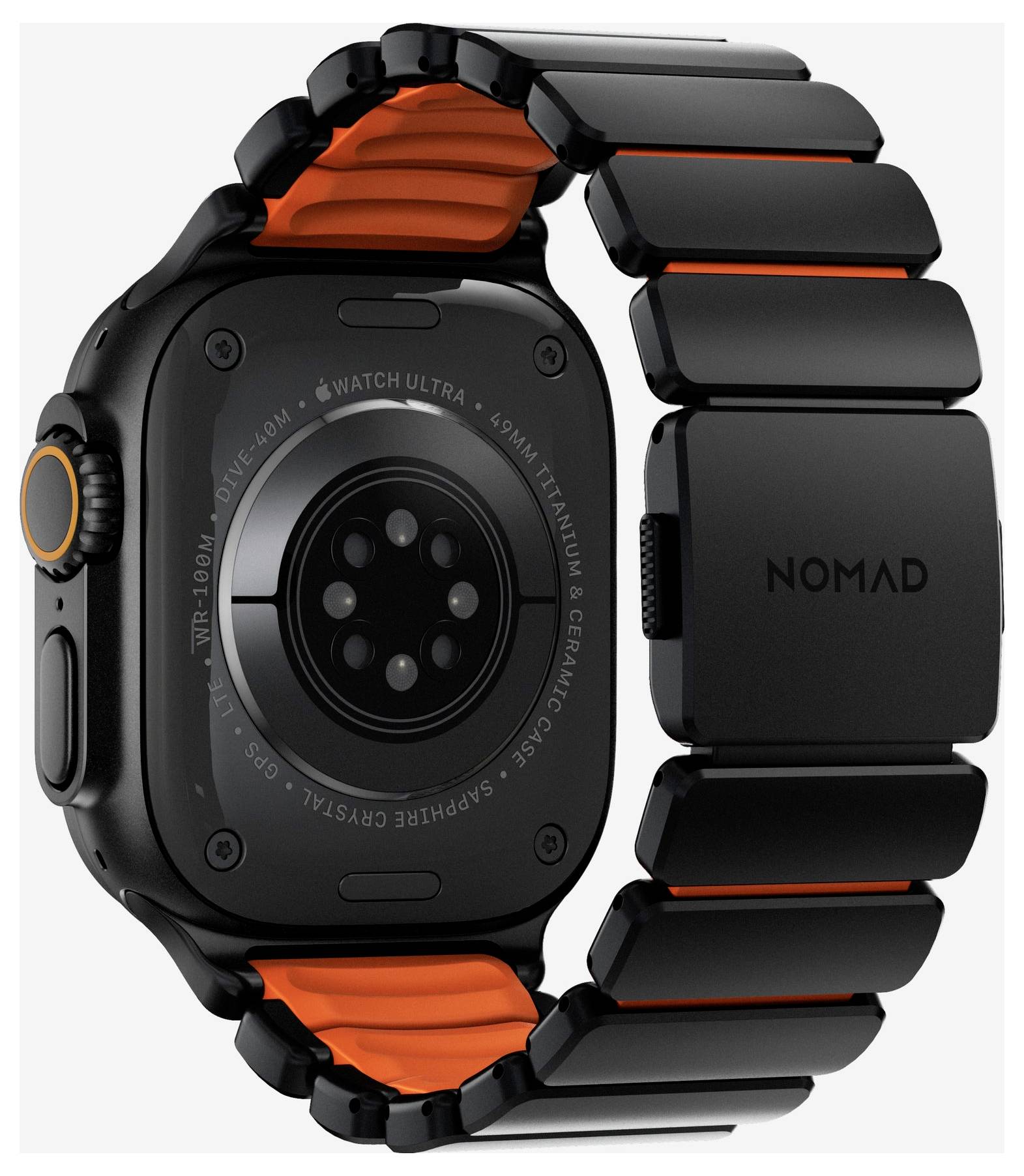 Zadní pohled na černé Apple Watch Ultra s oranžovým akcentním páskem a černým páskem Nomad.