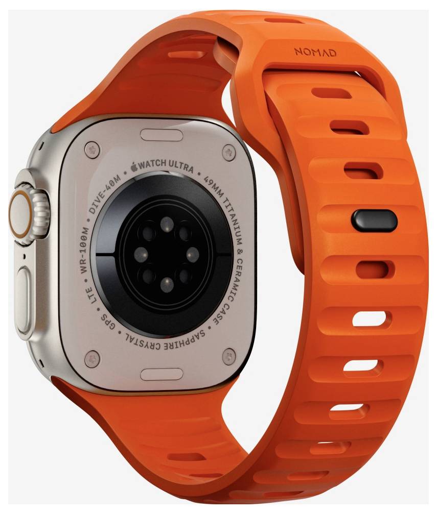 Apple Watch Ultra se zářivě oranžovým sportovním páskem, zobrazené zezadu na bílém pozadí.
