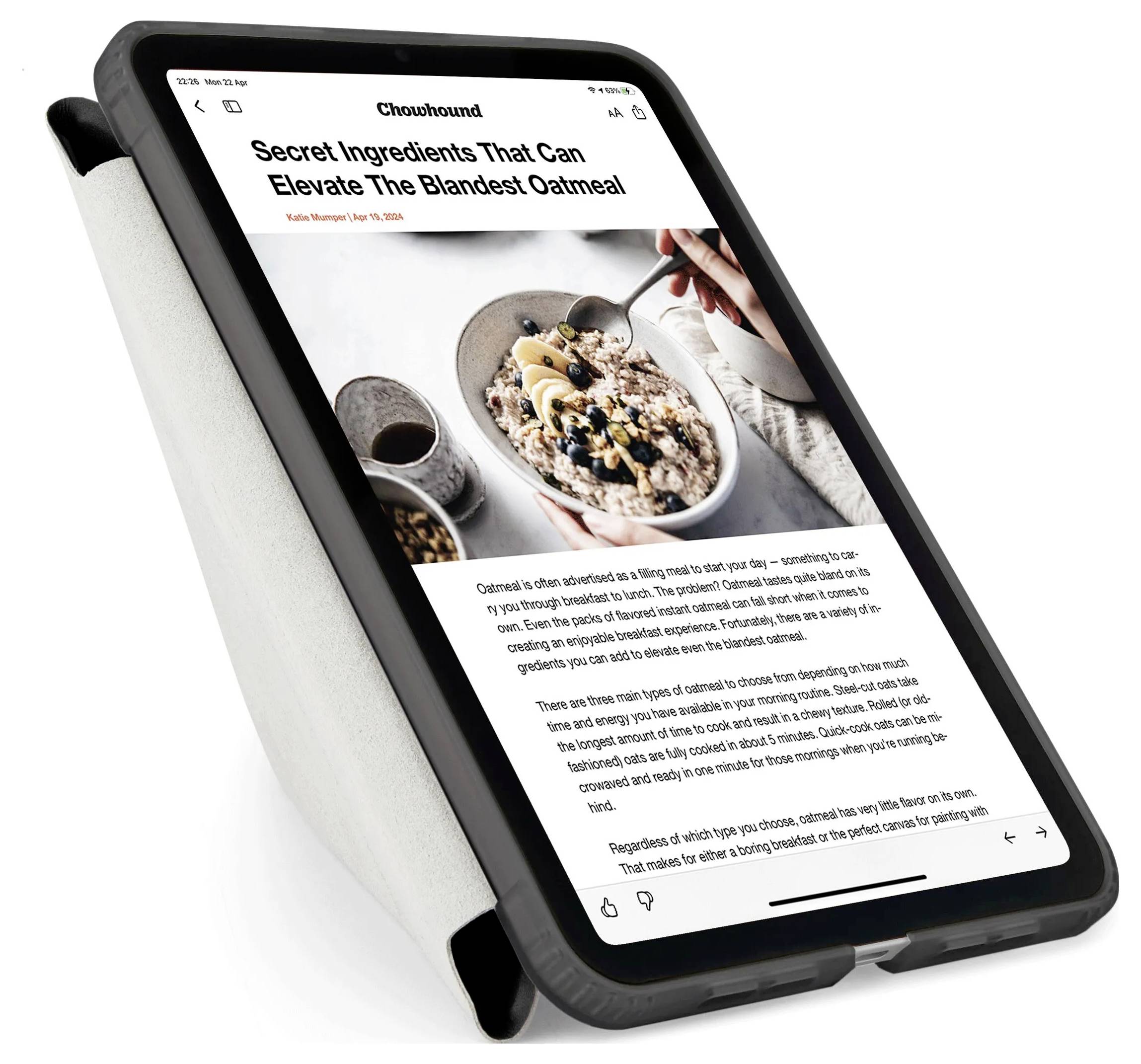 Tablet zobrazující článek z Chowhound s názvem "Tajné ingredience, které mohou povznést nejblednější oatmeal" s velkou fotografií ovesné kaše a textem níže.