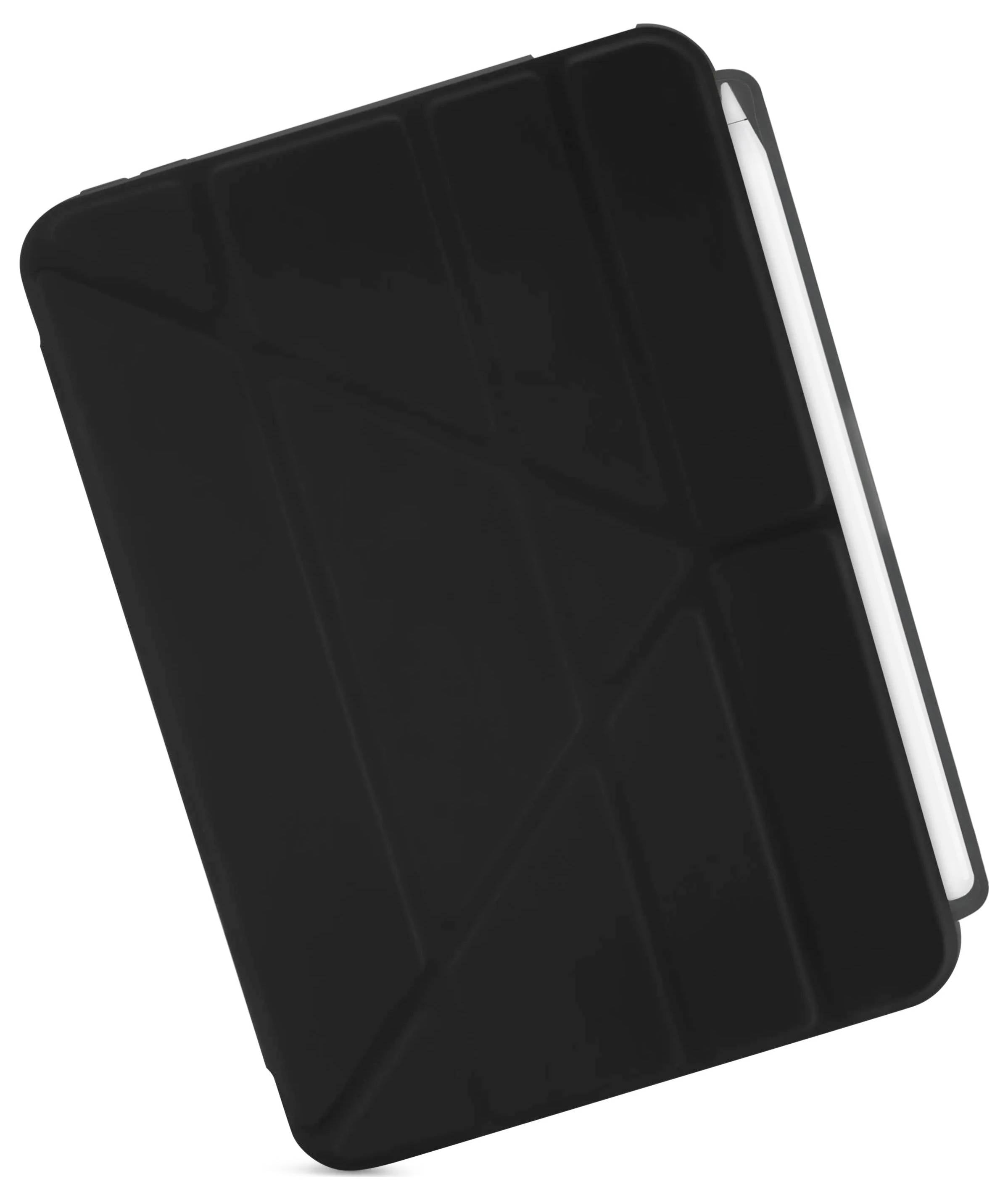 Černé skládací pouzdro na tablet nakloněné na bílém pozadí se zařízením částečně viditelným uvnitř.
