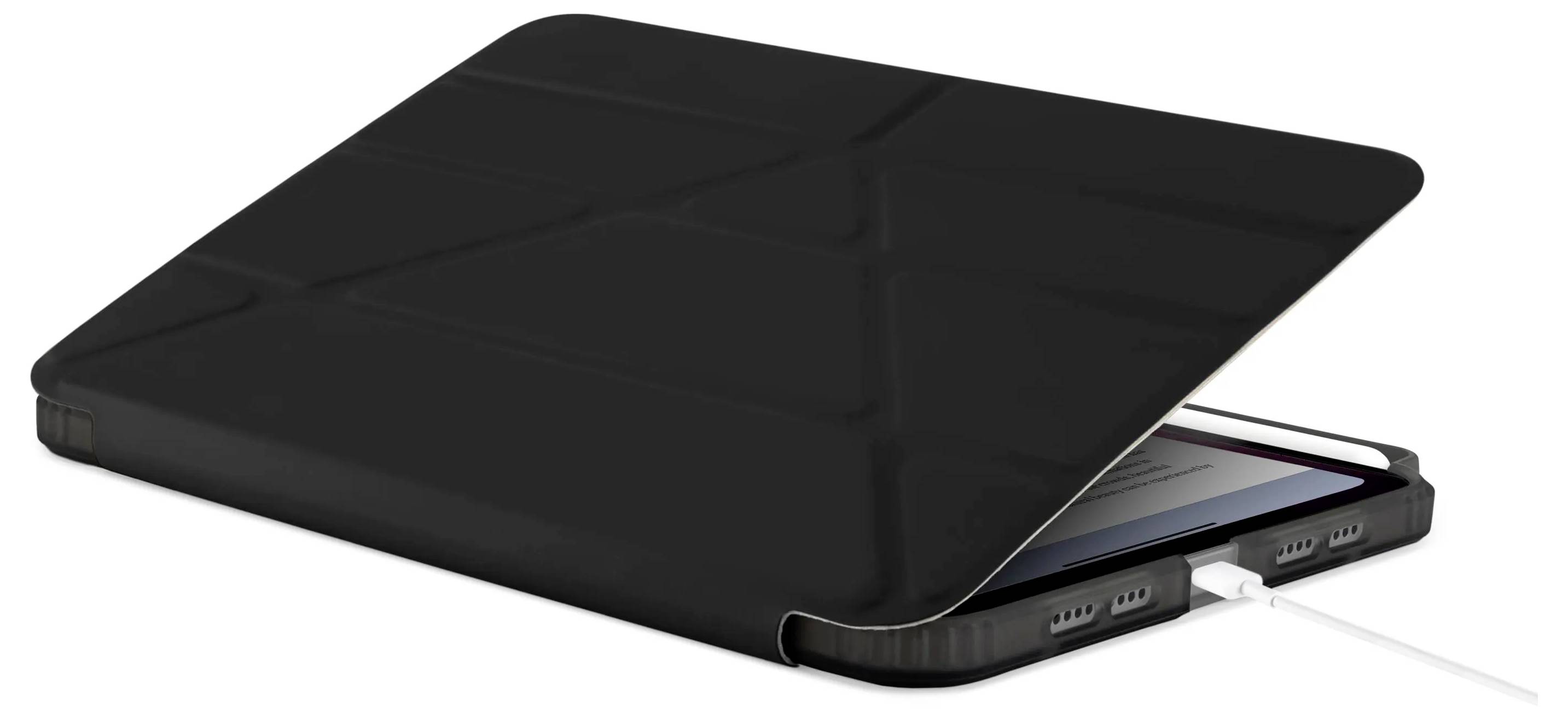 Černý tablet nebo čtečka elektronických knih v ochranném pouzdře folio, částečně otevřená s připojeným nabíjecím kabelem na spodku.