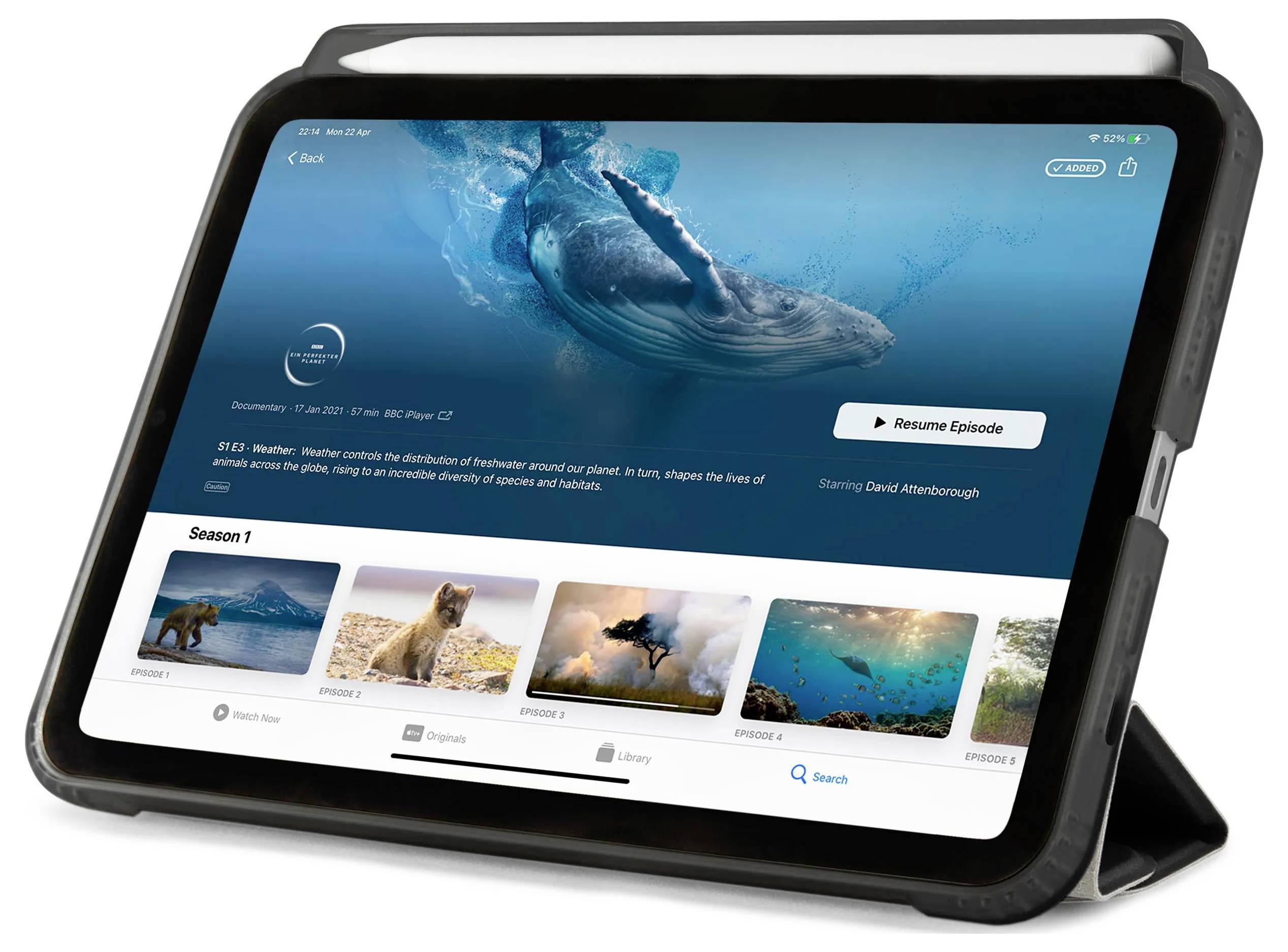 Tablet v ochranném pouzdře zobrazující aplikaci přírodnického dokumentu s podvodní scénou s velrybou a tlačítkem "Obnovit epizodu" spolu s miniaturami epizod níže.