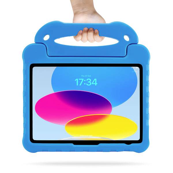 Dětská ruka drží modré ochranné pouzdro na tablet zobrazující barevnou obrazovku s abstraktními překrývajícími se tvary a časem 17:34.