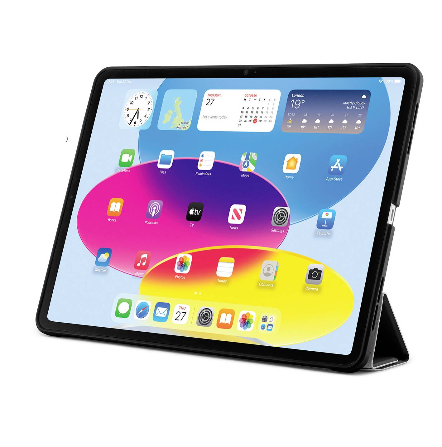 Apple iPad Pro v krajinné orientaci na stojanu, na kterém je vidět domovská obrazovka iPadOS s ikonami aplikací, widgety a barevnou abstraktní tapetou.