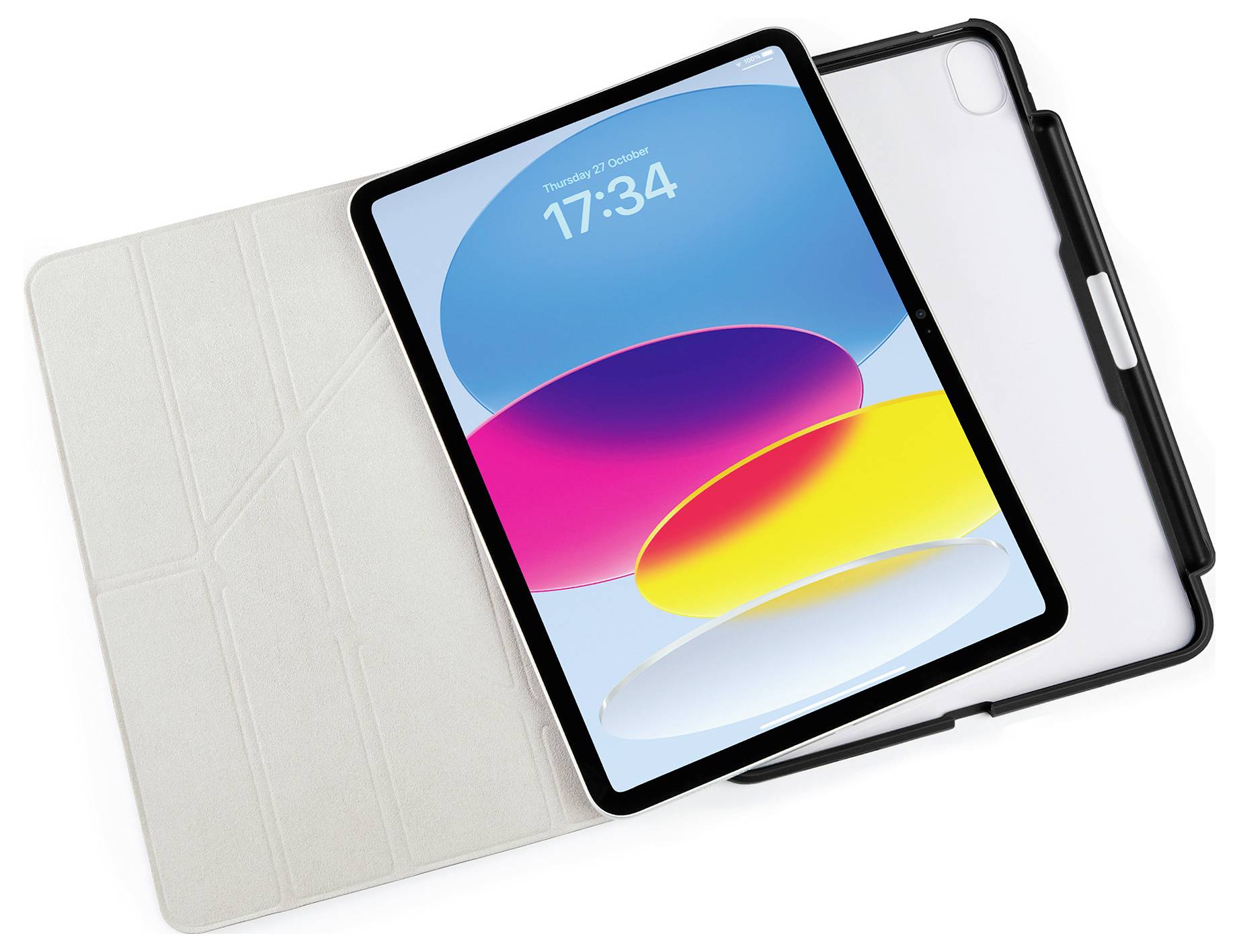 Tablet v bílém pouzku se zapnutou obrazovkou, která zobrazuje čas 17:34 a pestrobarevné abstraktní tvary.