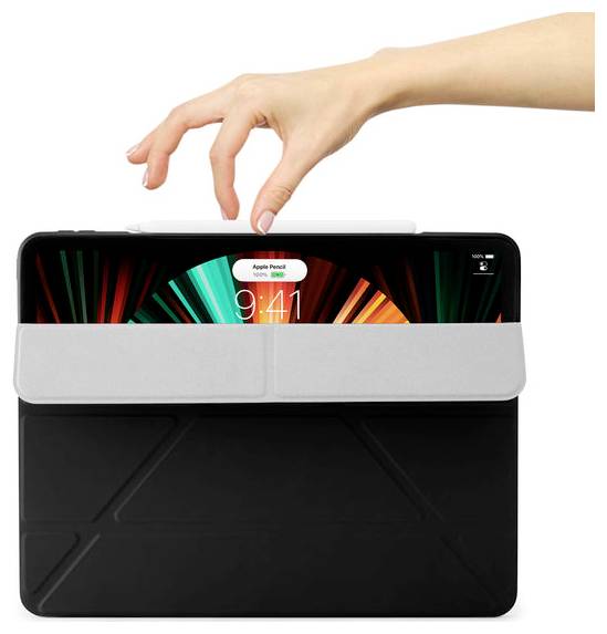 Ruka umisťující Apple Pencil na iPad v černém pouzdře folio, přičemž na obrazovce iPadu se zobrazuje čas 9:41.