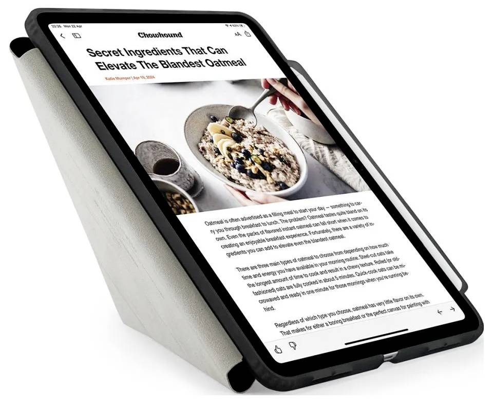 Tablet zobrazující článek o jídle s názvem "Tajné ingredience, které mohou povýšit nejjednoduší ovesnou kaši," s fotografií mísy ovesné kaše a textem níže.