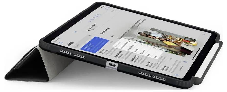 Tablet v skládací obálce stojící v úhlu, zobrazující obrazovku s dokumentem nebo aplikací s fotografií a textem.