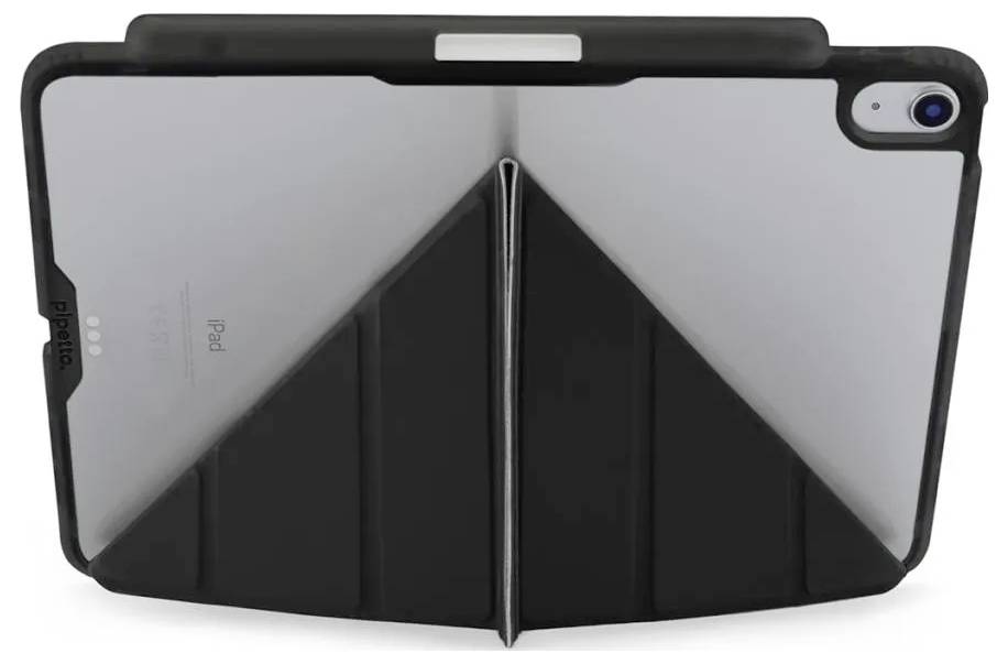 Zadní pohled na iPad v černém skládacím ochranném pouzdře s trojúhelníkovým stojánkem, ukazující výřez zadní kamery.