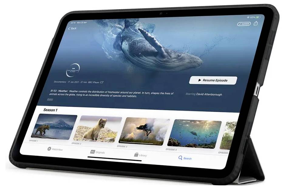 Tablet zobrazující aplikaci pro streamování přírody s pozastaveným episodem o velrybě pod vodou a tlačítkem "Pokračovat v epizodě", plus miniaturami epizod ze sezóny.