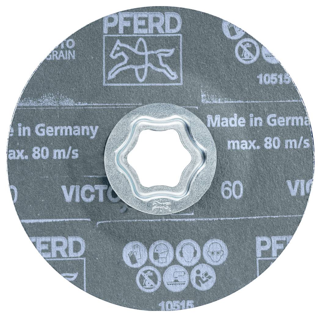 Detailní pohled na hvězdicovitý kovový upevňovací prvek na šedém abrazivním disku označeném 'PFERD' a 'Made in Germany max. 80 m/s'.