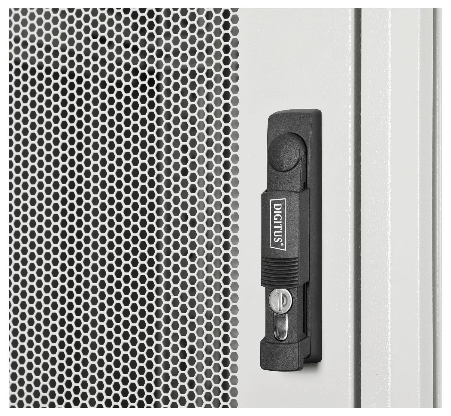 Detailní záběr na černý zámek skříně DIGNUS na kovové krytu vedle panelu větrání s honeycombovou strukturou.